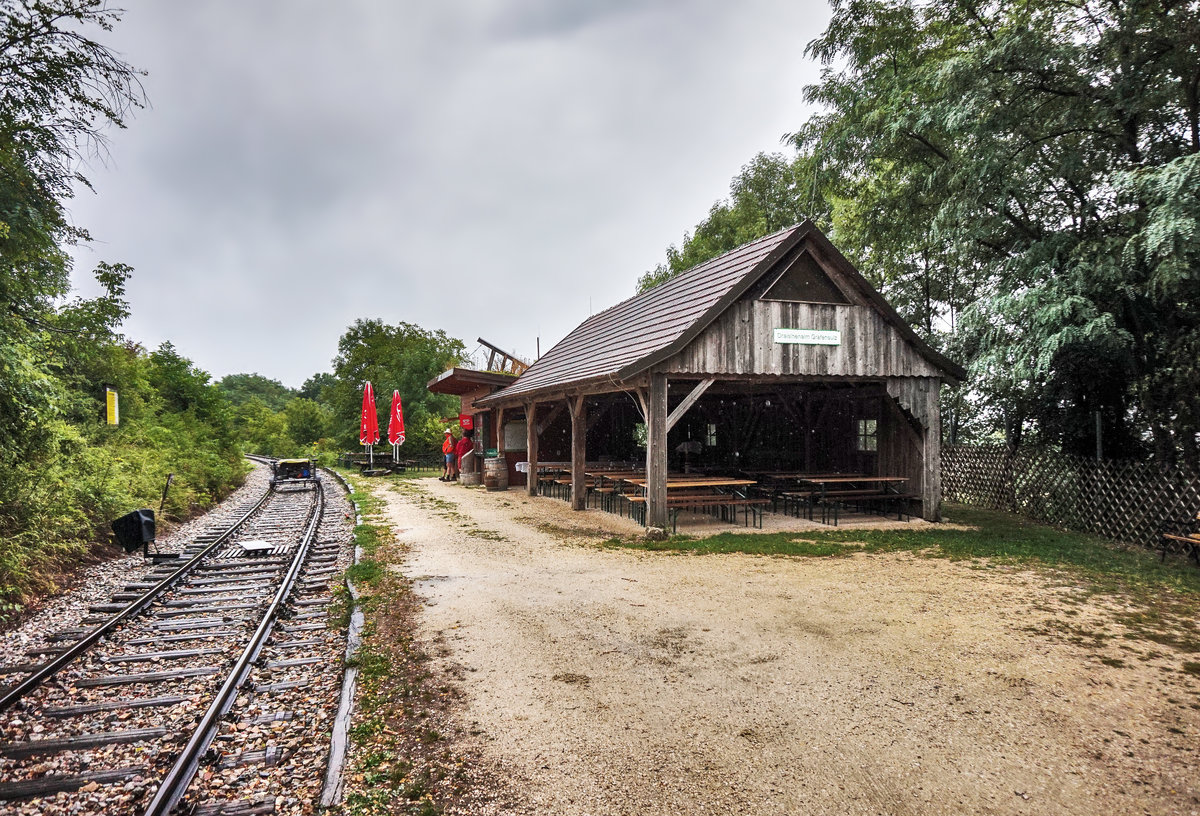 Blick auf die ehemalige Haltestelle Grafensulz.
Heute ist hier ein Imbiss für die Gäste der Weinviertel Draisine eingerichtet.
Aufgenommen am 6.8.2017.