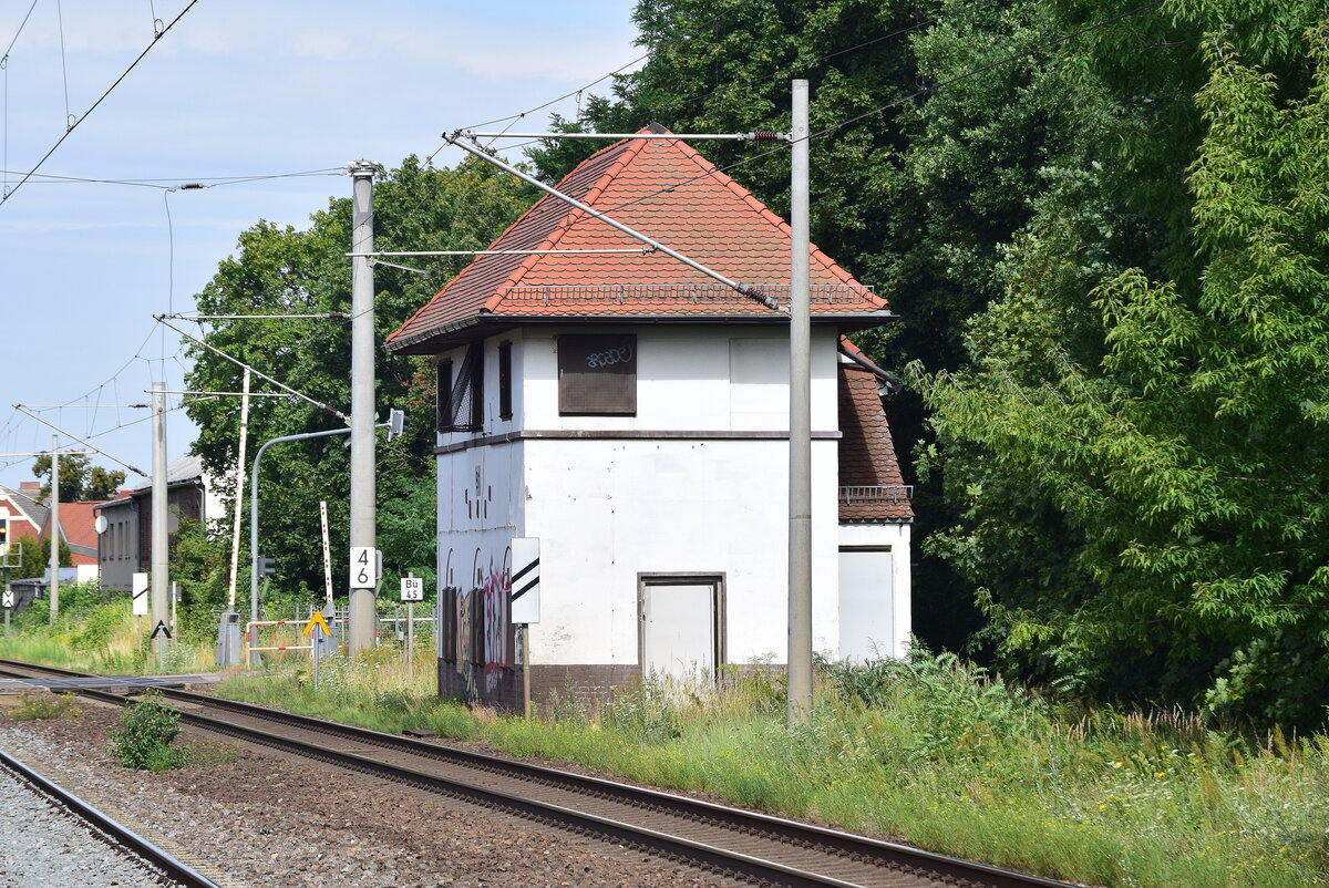 Blick auf das ehemalige Stellwerk B1 in Zerbst. Mit dem Umbau auf ESTW ging es am 14.9.2013 außer Betrieb.

Zerbst 24.07.2020