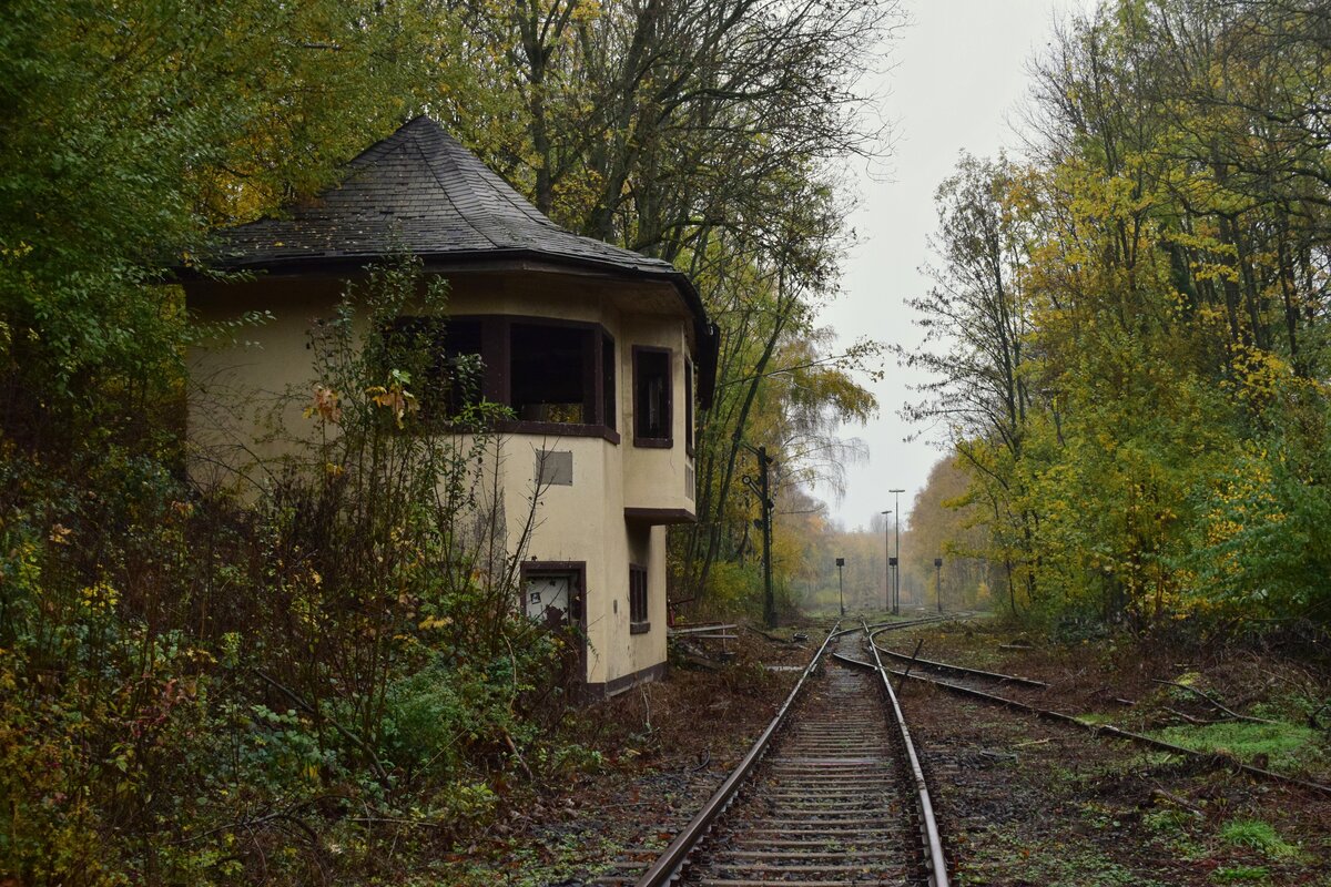 Blick auf das ehemalige Stellwerk Mariagrube sowie den Güterbahnhof. Von rechts kam einst die Strecke aus Stolberg. Im Rücken befand sich einst der Personenbahnhof wovon kaum noch was zu übrig ist außer dem Empfangsgebäude. Das Stellwerk war die letzten Betriebsjahre bereits ohne Funktion da man den Güterbahnhof aufgelassen hat und die Signale alle auf Fahrt gestellt hat und der Bahnhof somit aufgehoben war. 1998 wurde die Strecke nach Siersdorf entgültig stillgelegt. Ende 2022 wurde die Strecke bis Mariagrube freigeschnitten da es aktuelle Pläne einer Reaktivierung bis Siersdorf und eine Verlängerung bis Baesweiler gibt. 

Mariadorf 19.11.2022