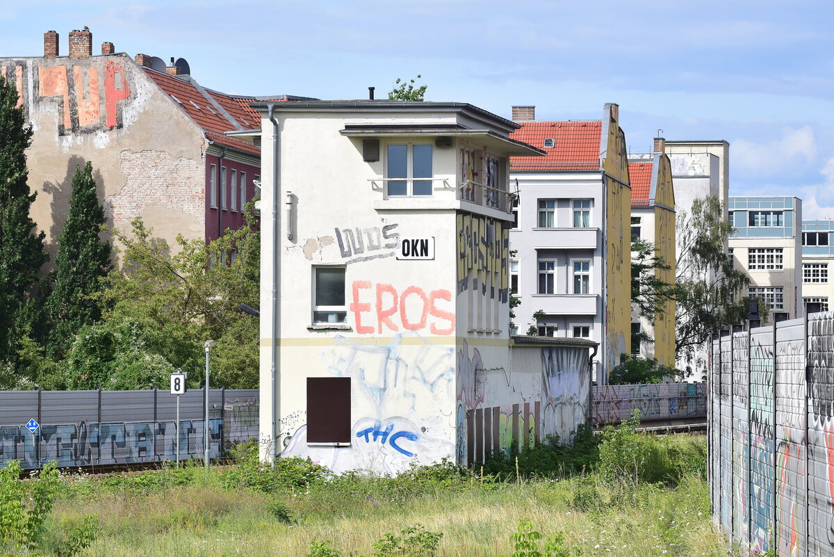 Blick auf das ehemalige Stellwerk Okn in Berlin Ostkreuz. Das Stellwerk ging 1950 in Betrieb und wurde am 07.04.2012 außer Betrieb genommen und durch ein ESTW ersetzt.

Berlin 25.07.2023