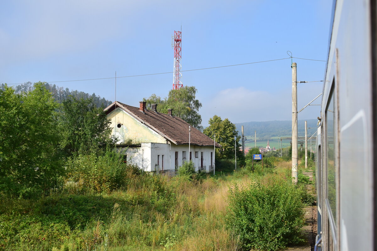 Blick auf den ehemaligen Bahnhof Archita. Heite ist dies nur noch ein Haltepunkt. Das Empfangsgebäude ist verwaist. Dennoch halten hier noch Regionalzüge.

Archita 02.09.2025