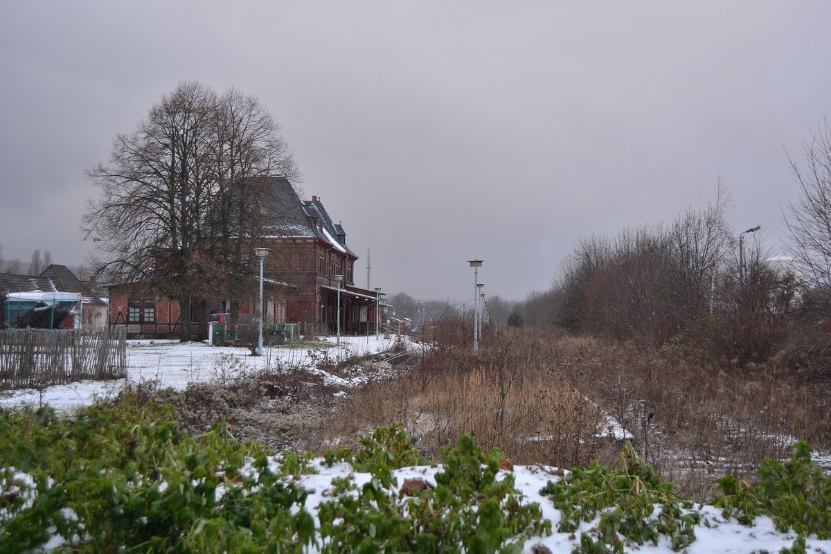 Blick auf den ehemaligen Bahnhof Gernrode ander Bahnstrecke  Quarmbeck – Gernrode – Ballenstedt – Ermsleben nach Aschersleben. Sie war bis zur Einstellung 2004 die älteste normalspurige Nebenbahnstrecke im Harz und trug den Namen Balkan.
Seit Dezember 2005 verläuft die Trasse der Harzer Schmalspurbahnen von Gernrode bis Quedlingburg auf der ehemaligen normalspurigen Trasse.

Gernrode 05.01.2017