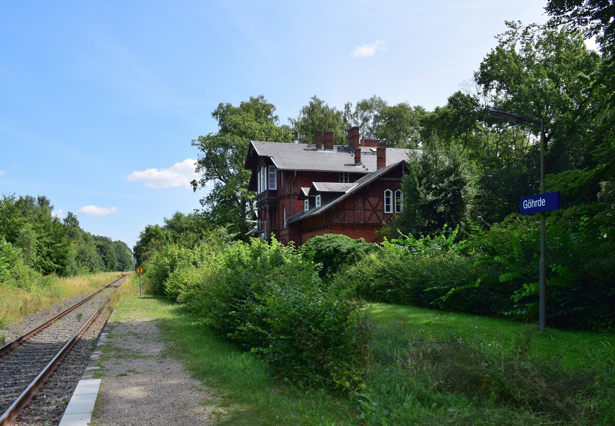 Blick auf den ehemaligen Bahnhof G�hrde. Bis in die 50er Jahre gab es hier noch Kreuzungsgleise und 2 Stellwerke. Der G�terverkehr endete hier 1988.

G�hrde 30.07.2021