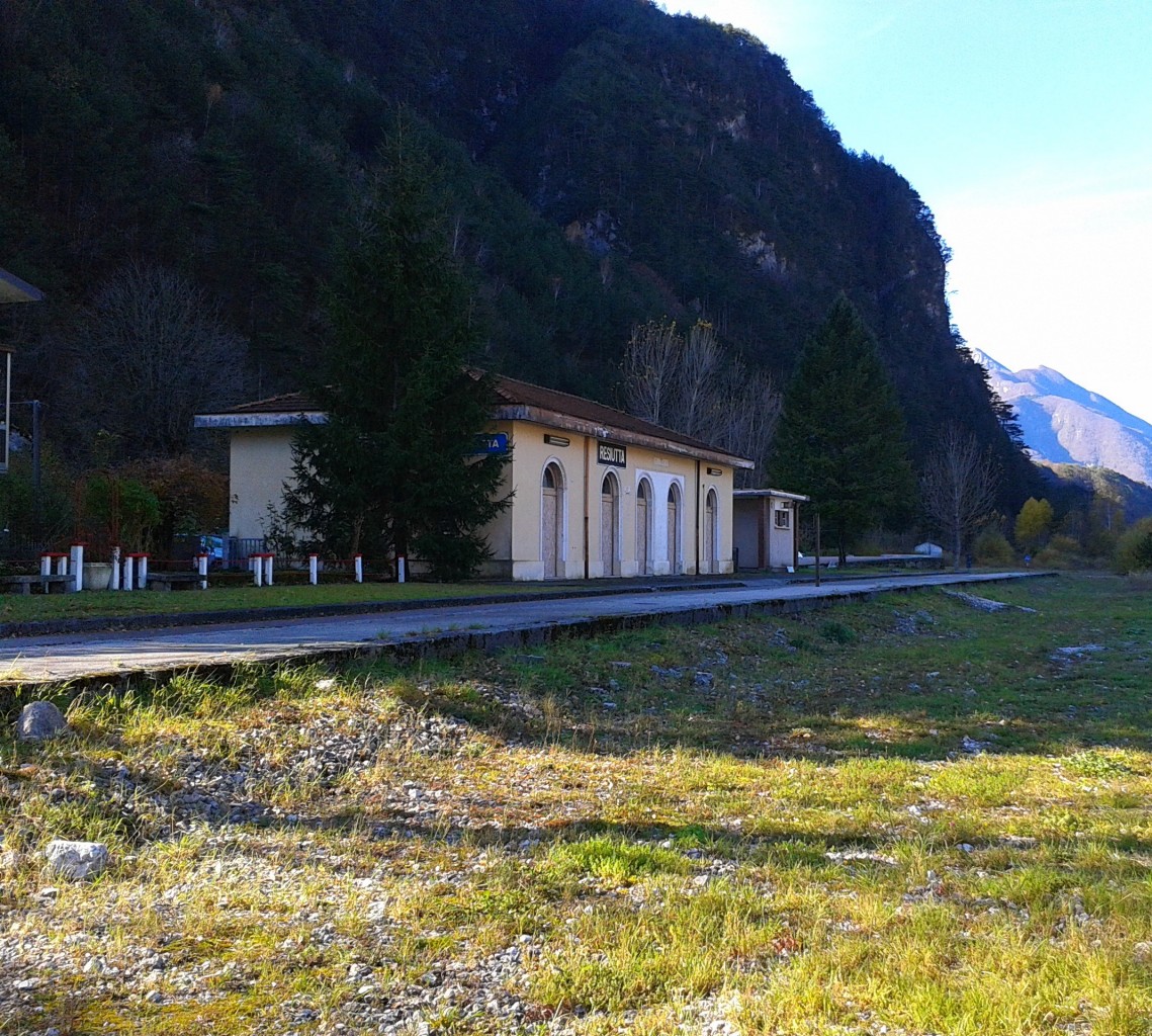 Blick auf den ehemaligen Bahnhof Resiutta an der alten Pontebbana. Aufgenommen am 8.11.2015