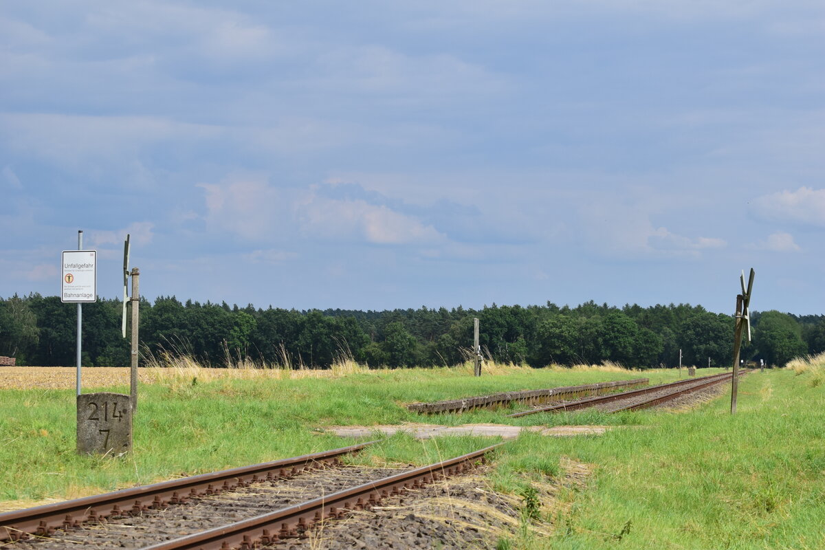 Blick auf den ehemaligen Haltepunkt Rohstorf dieser liegt ca 1km abseits vom Ort in mittem von Feldern und Wald. 

Rohstorf 14.07.2023