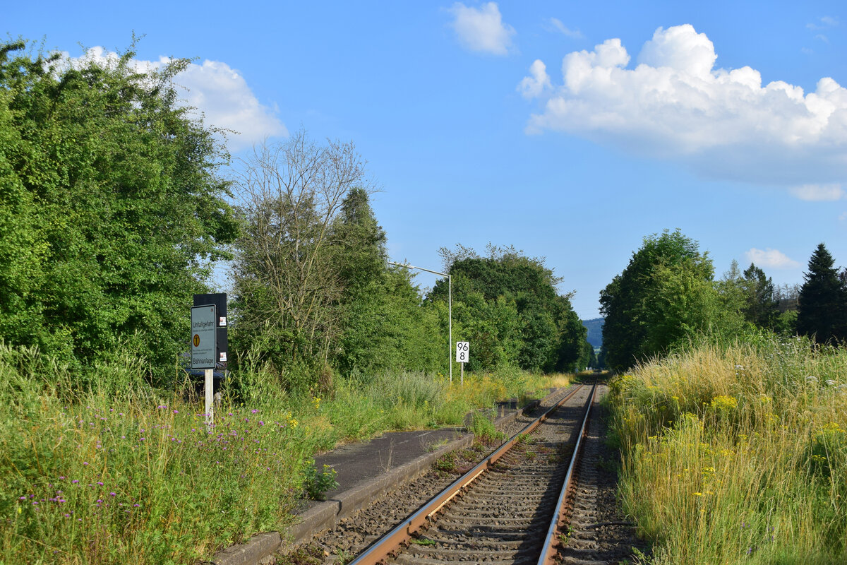 Blick auf den ehemaligen Haltepunkt Wiederstein. Der Haltepunkt wurde 2001 reaktiviert, aufgrund von Sicherheitsbedenken des Eisenbahnbundesamts das die Einschaltstrecke des Bahn�bergangs nicht f�r einen Zughalt ausgelegt waren, wurde der Haltepunkt 2002 wieder geschlossen. 2010 k�ndigte die Gemeinde Neunkirchen an den Haltepunkt wieder zu �ffnen was bis heute jedoch nicht geschah. Aktuell steht die Idee erneut im Raum den Haltepunkt zu reaktivieren. 

Wiederstein 20.07.2024