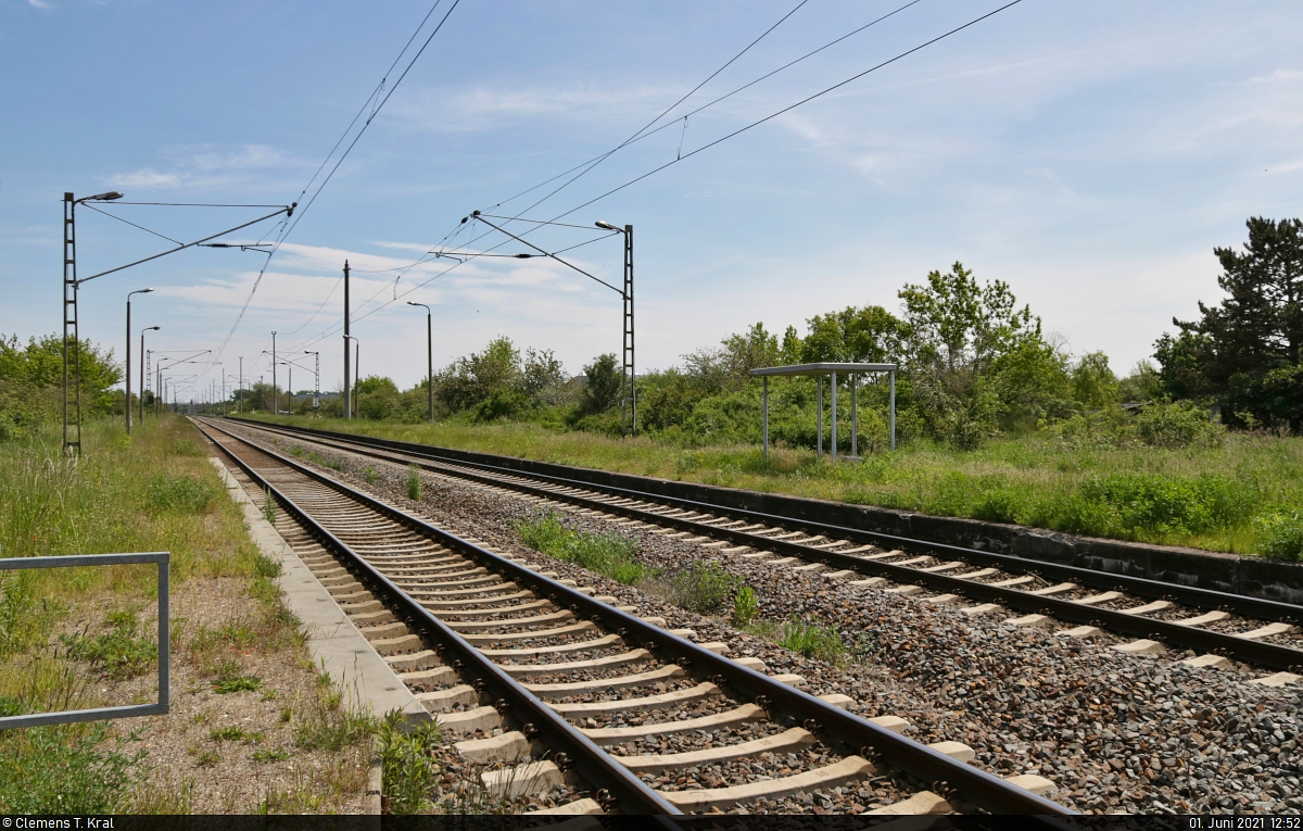 Blick auf den ehemaligen Hp Merseburg Elisabethhöhe. Die letzten Personenzüge fuhren hier im Jahr 2007 zwischen Merseburg und Halle-Nietleben. Zum Schluss bestanden diese nur noch aus einem Dosto-Steuerwagen und einer BR 143.

🚩 Bahnstrecke Merseburg–Halle-Nietleben (KBS 588)
🕓 1.6.2021 | 12:52 Uhr