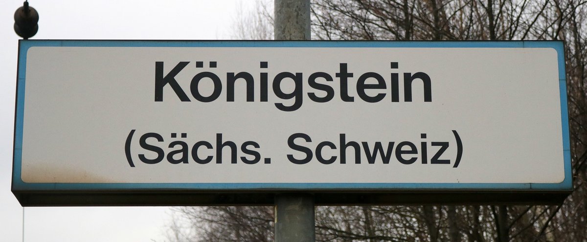 Blick auf ein älteres Stationsschild des Hp Königstein(Sächs Schw) auf der Bahnstrecke Děčín–Dresden-Neustadt (KBS 241.1 | Elbtalstrecke) auf Gleis 2. [16.12.2017 | 13:12 Uhr]