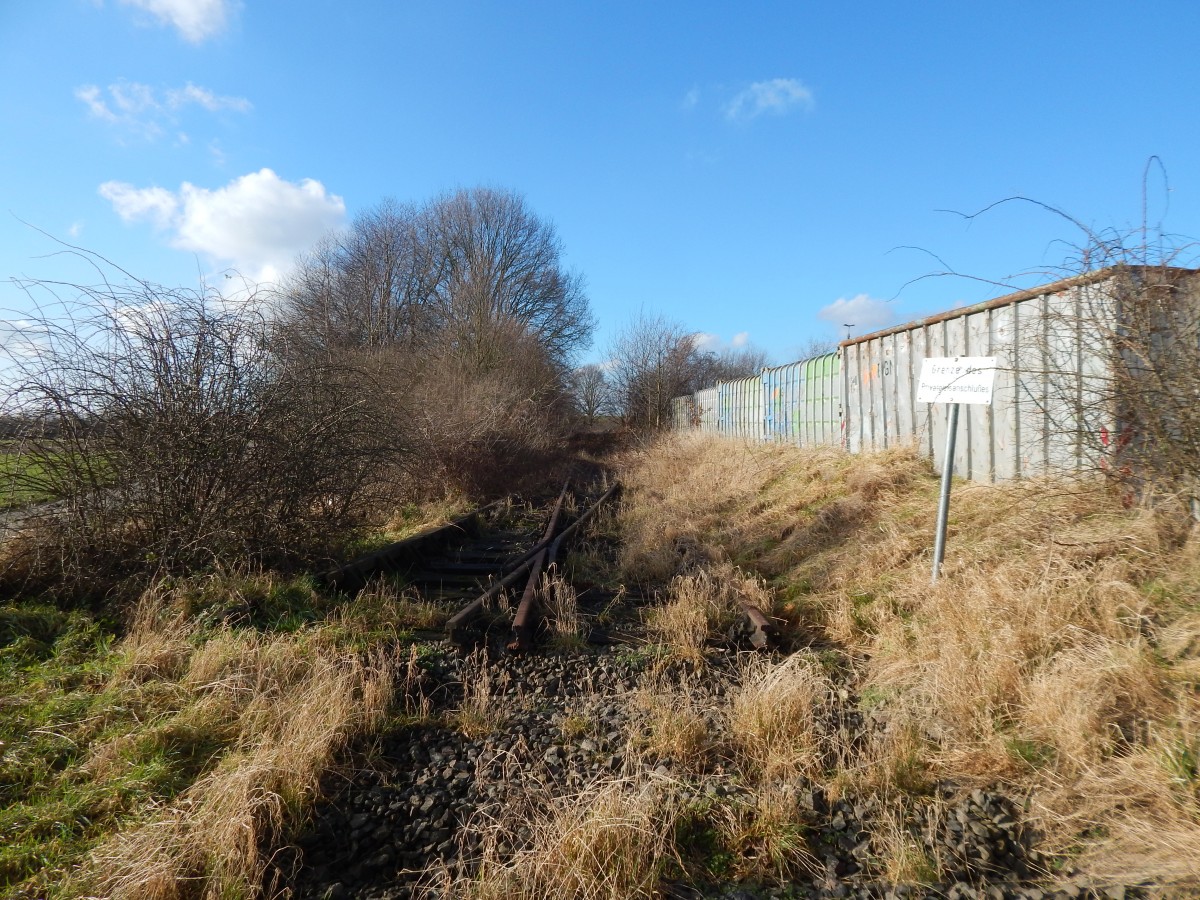 Blick auf ein altes Anschlussgleis in Mönchengladbach Rheindahlen. Links war ein Stumpfgleis, dort wurde nie ein Gleis angeschlossen.  

Mönchengladbach Rheindahlen 17.01.2015