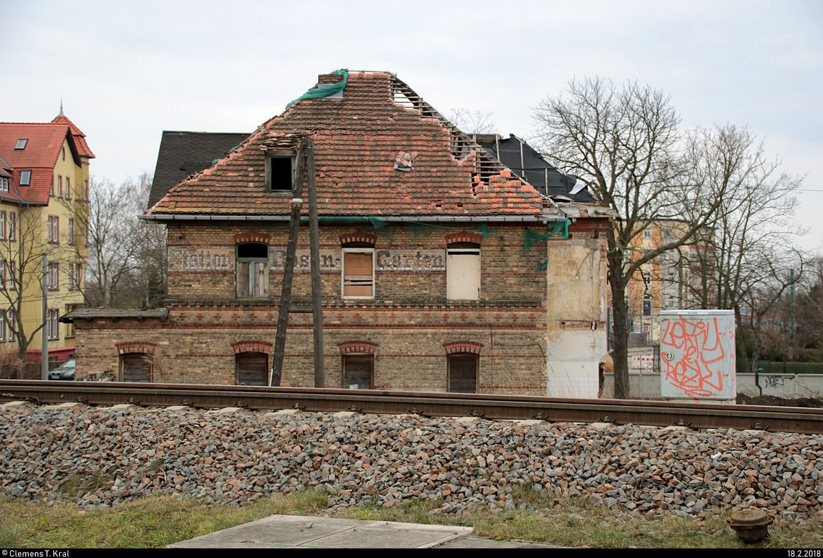 Blick auf ein altes, nicht mehr genutztes Bahngebäude des Hp Halle Rosengarten. Zu sehen ist noch die Aufschrift  Station Rosen-Garten . Aufgenommen vom Bahnsteig. [18.2.2018 | 16:05 Uhr]
