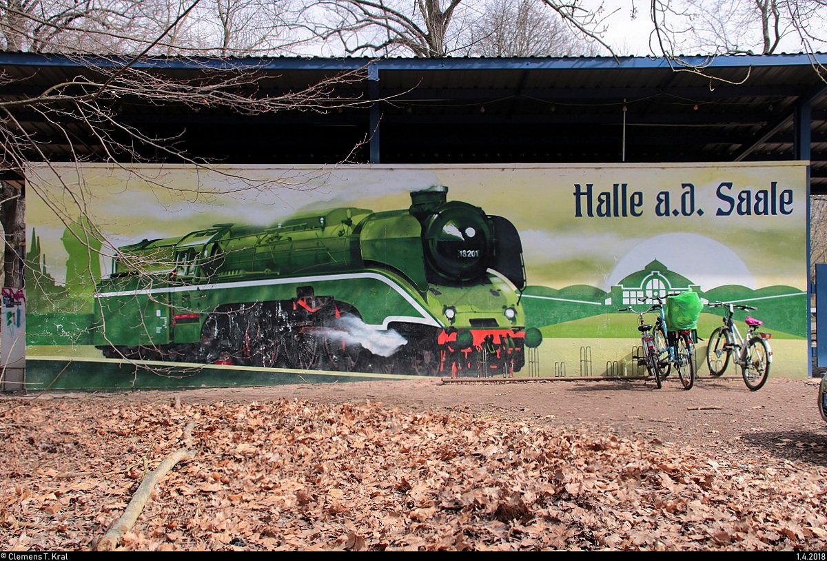 Blick auf ein besonderes Wandmotiv mit 18 201 und Halle(Saale)Hbf, das am Eingang zum Bahnhof Peißnitzbrücke der Parkeisenbahn  Peißnitzexpress  Halle (Saale) zu finden ist. [1.4.2018 | 13:50 Uhr]