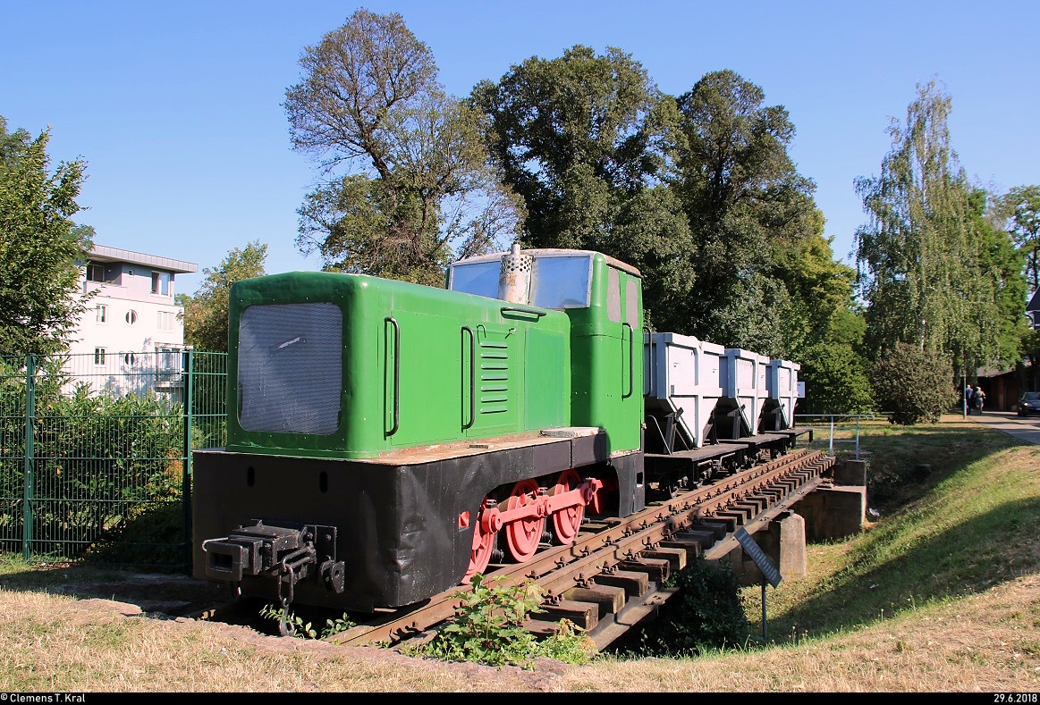 Blick auf ein Denkmal an die Pfännerschaftliche Kohlebahn am Technischen Halloren- und Salinemuseum Halle (Saale), die für die Lieferung von Braunkohle für das Kochen der Sole in der Saline zuständig war.
Lok, Wagen und Spurweite hat es in dieser Form nicht gegeben, daher ist das Denkmal nicht historisch.
[29.6.2018 | 8:59 Uhr]