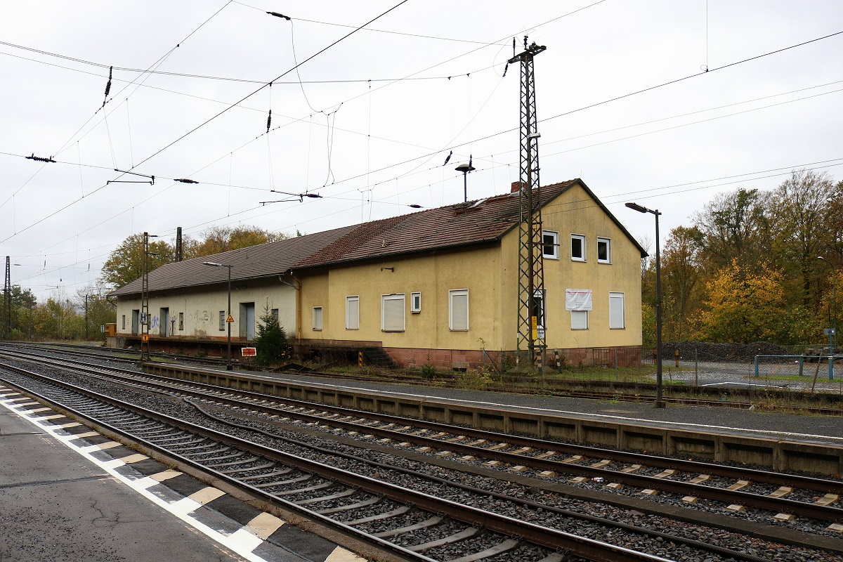 Blick auf ein ehemaliges Abfertigungsgebäude des Bahnhofs Schlüchtern, das wohl heute leer steht. [22.10.2017 | 13:00 Uhr]