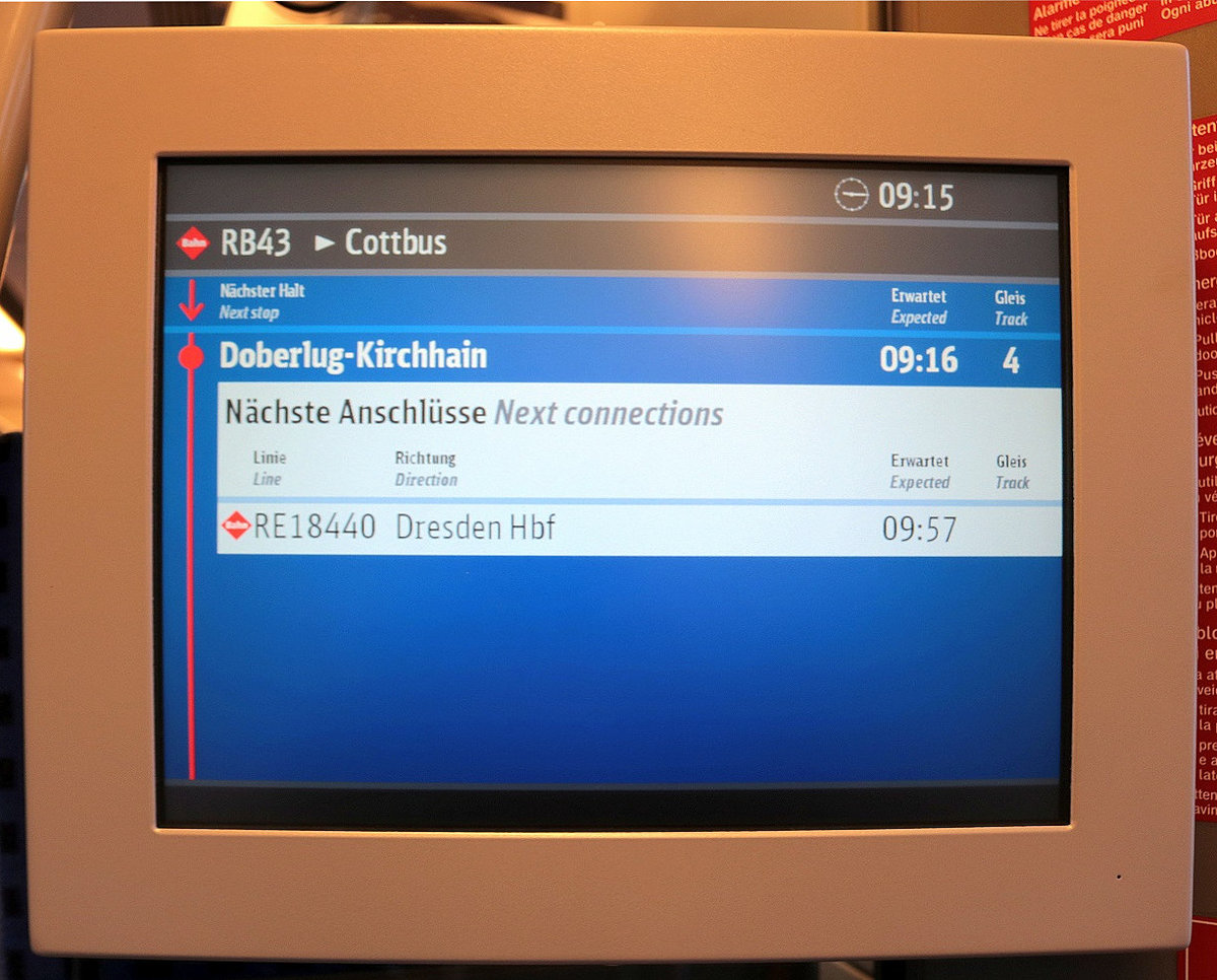 Blick auf ein Fahrgastinformationsdisplay mit älterer Software in 442 008 (Bombardier Talent 2) von DB Regio Südost, eingesetzt als RB 18185 (RB43) von Falkenberg(Elster) nach Cottbus. [16.12.2017 | 9:16 Uhr]