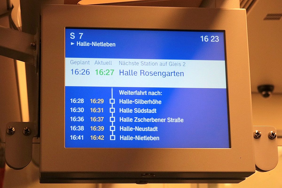Blick auf ein Fahrgastinformationssystem in 1442 109 (Bombardier Talent 2) der S-Bahn Mitteldeutschland (DB Regio Südost), eingesetzt als S 37746 (S7) von Halle(Saale)Hbf Gl. 13a nach Halle-Nietleben. [27.12.2017 | 16:23 Uhr]
