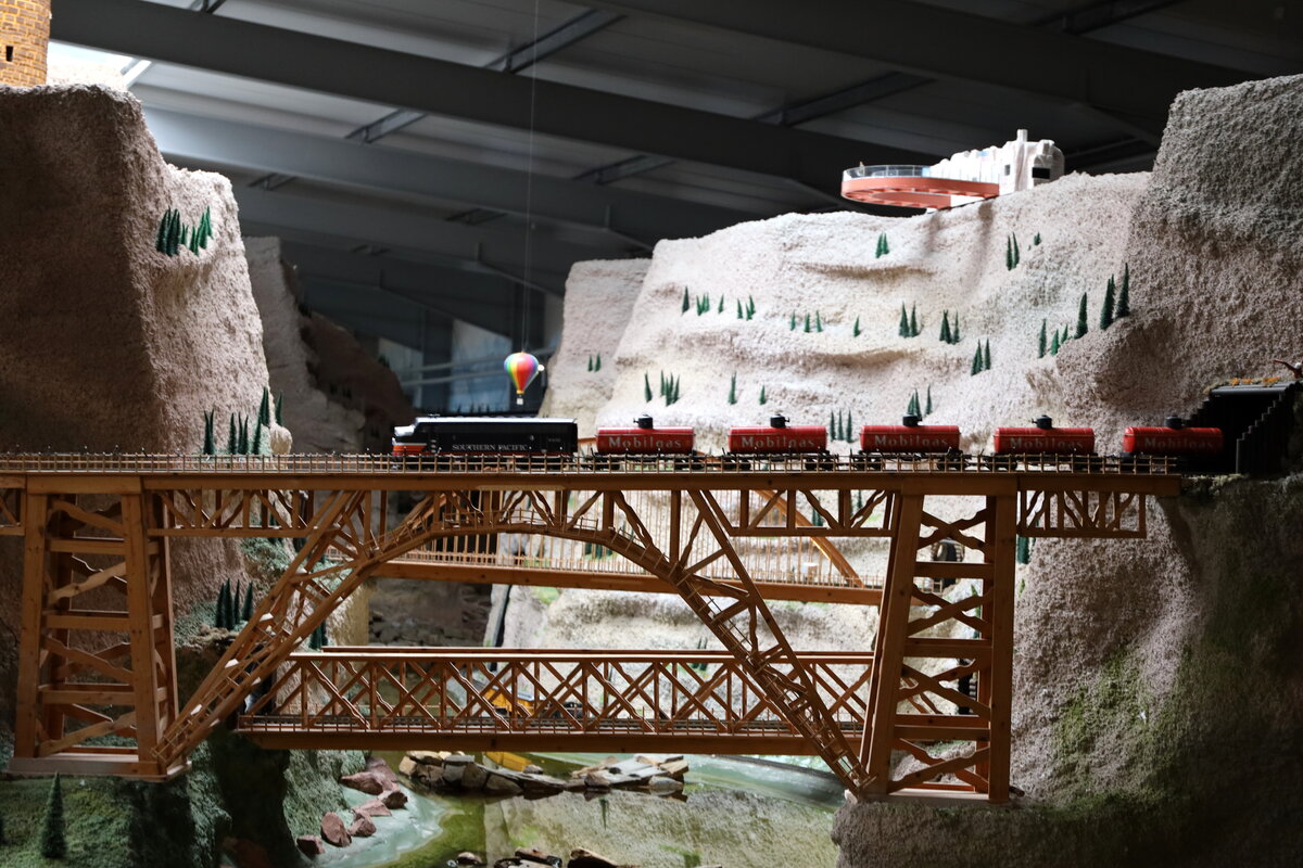 Blick auf ein Holzviadukt in der Modellbahnausstellung Wiehe, hier in der Amerikahalle.
25.03.2023 13:59 Uhr.