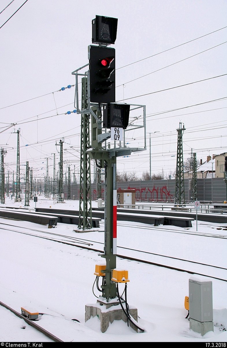 Blick auf ein Hp 0 anzeigendes Ks-Signal in Halle(Saale)Hbf, an dem noch der verspätete ICE 1539 (Linie 15) von Frankfurt(Main)Hbf nach Berlin Südkreuz warten muss. [17.3.2018 | 16:49 Uhr]