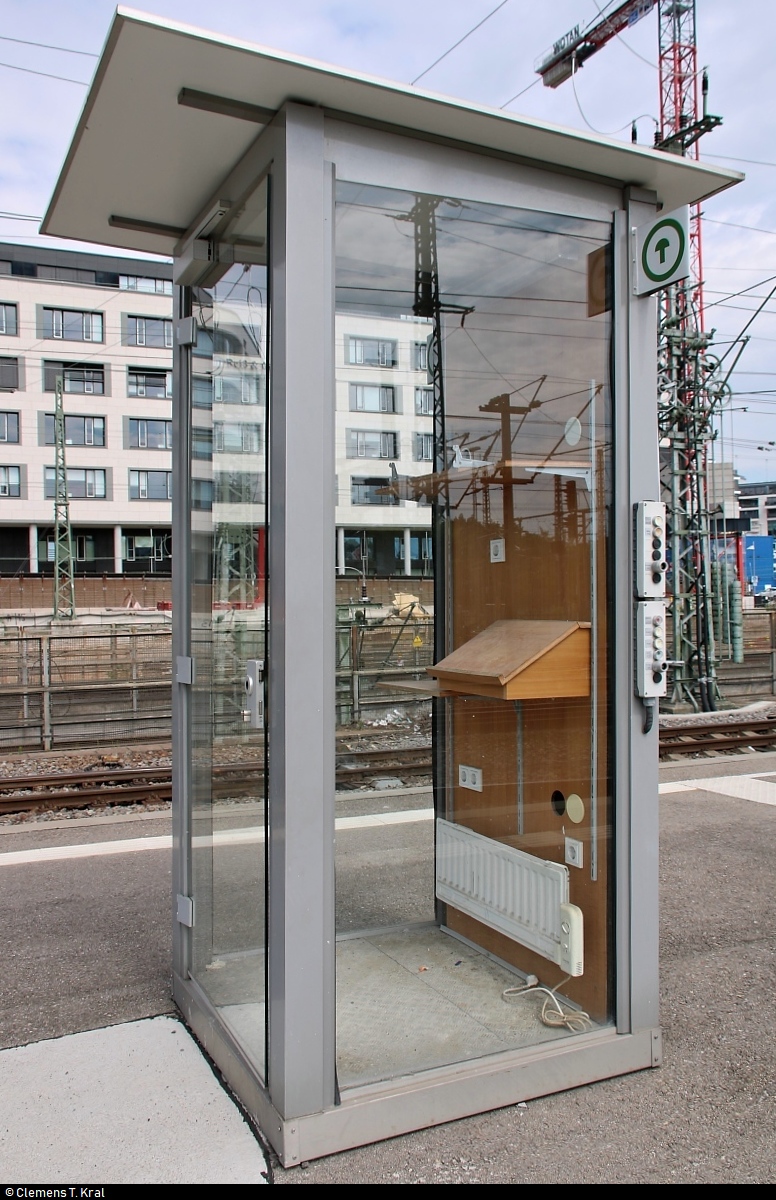 Blick auf ein interessantes Häuschen zum Aufenthalt für Zugbegleiter und zur Zugabfertigung in Stuttgart Hbf auf Bahnsteig 5/6.
[16.7.2018 | 10:59 Uhr]