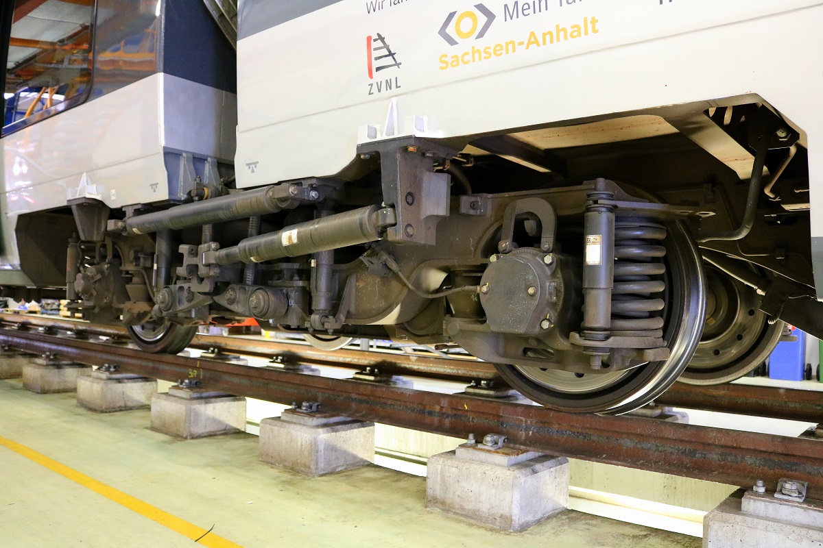 Blick auf ein Jakobsdrehgestell von 1442 214 (Bombardier Talent 2) der S-Bahn Mitteldeutschland (DB Regio Südost). Dieser stand in der neuen Werkstatt von DB Regio Südost (Bw Halle) anlässlich des jährlichen Sommerfests des DB Museums Halle (Saale). Der Drehgestellachsstand beträgt im Bild 2800 mm (2,80 m). [26.8.2017 - 15:34 Uhr]