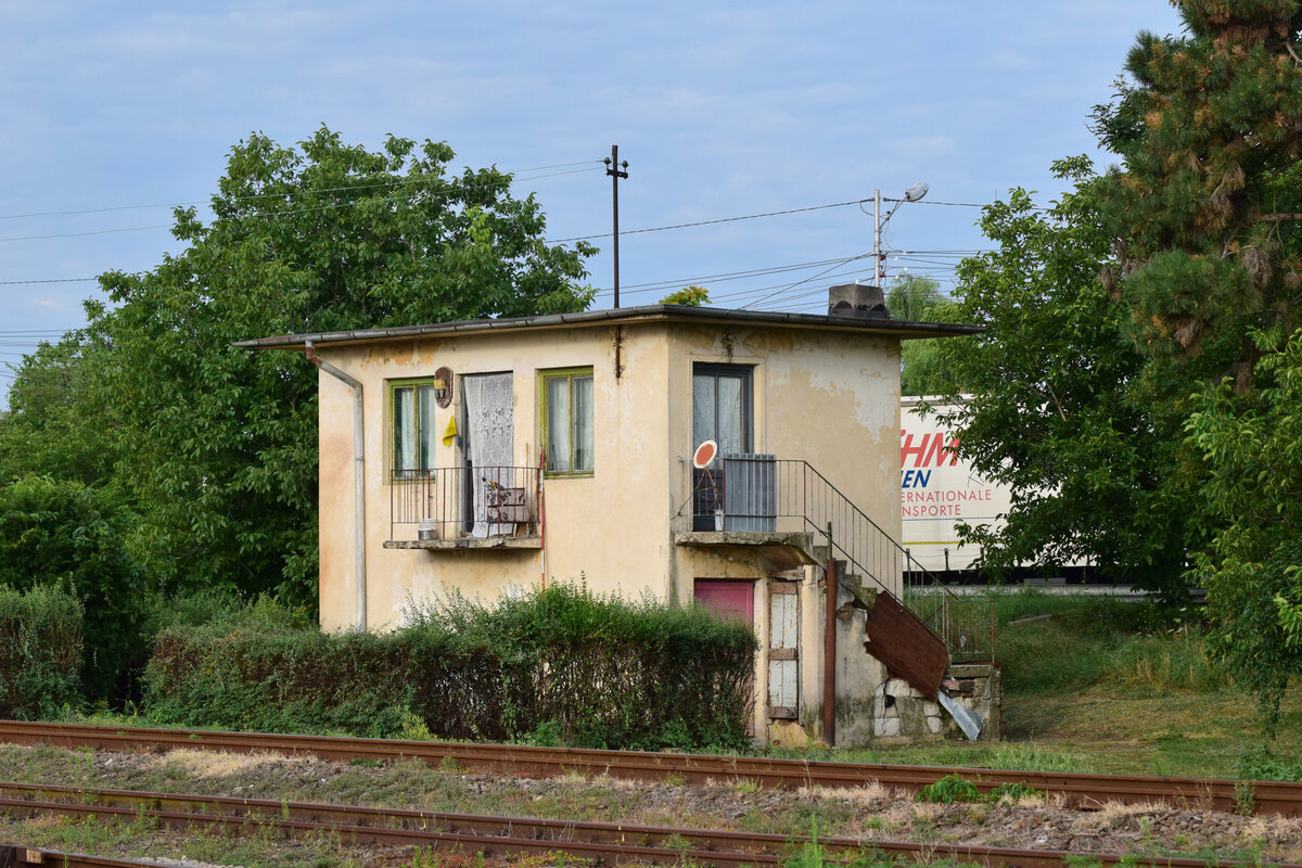 Blick auf ein Stellwerk in Blejoi. Das Stellwerk ist mechanisch gesteuert und ist f�r den Bahnhofskopf nach Ploiesti Nord sowie f�r den Bahn�bergang zust�ndig.

Blejoi 28.07.2026