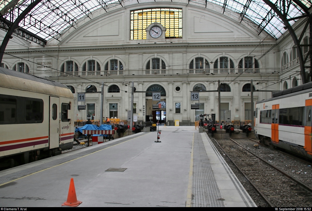 Blick auf die eindrucksvolle Architektur der Estació de França (Bahnhof Barcelona-França) (E).
[18.9.2018 | 15:52 Uhr]