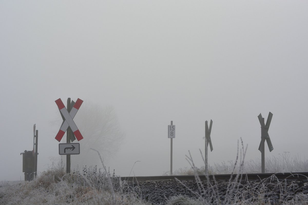 Blick auf einem mit Andreaskreuzen gesicherten Bahnübergang zwischen Dornburg und Hadamar.

Dornburg 03.12.2016