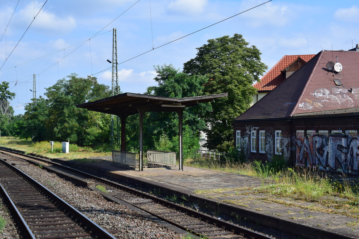 Blick auf einen alten Bahnsteig in Magdeburg Buckau. Er gehörte einst zur Strecke Magdeburg Buckau - Biederitz.

Magdeburg 04.08.2021