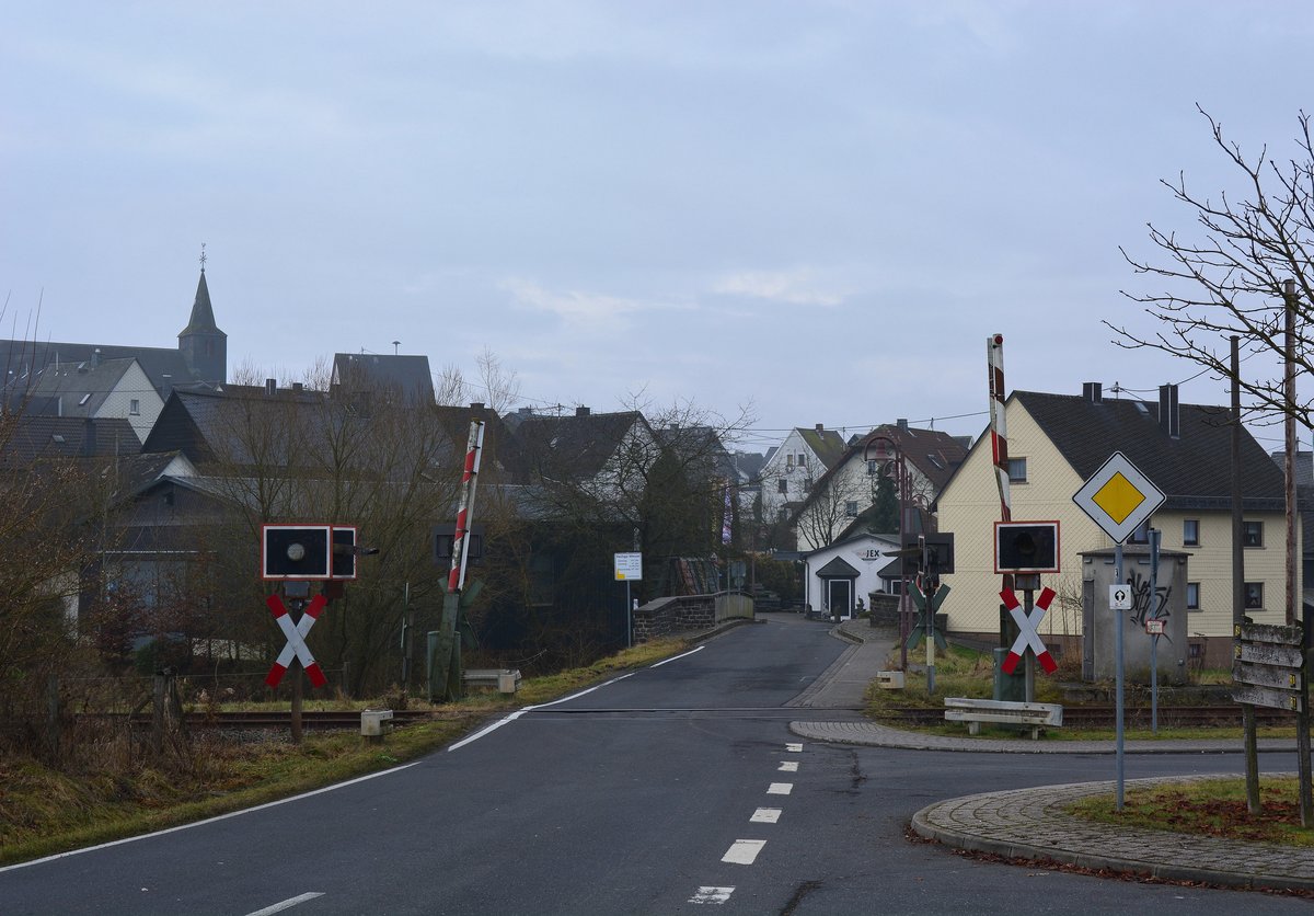 Blick auf einen alten Bundesbahn Bahnübergang in Neustadt/Westerwald. Die Schranken gibt es heute nicht mehr und die Blinkanlage stirbt auch langsam nach und nach aus.
Hier rollen im Sommer von Rennerod bis Fehl-Ritzhausen nur noch Draisinen. Der Draisinenbetrieb hält die Westerwaldquerbahn am Leben.

Neustadt/Westerwald 17.12.2016