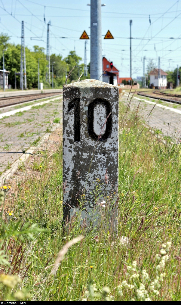 Blick auf einen alten Kilometerstein auf Bahnsteig 2/3 des Bahnhofs Angersdorf.
Er signalisiert den Kilometer 10,0 auf der Bahnstrecke Halle–Hann. Münden (KBS 590).
[1.6.2020 | 12:59 Uhr]