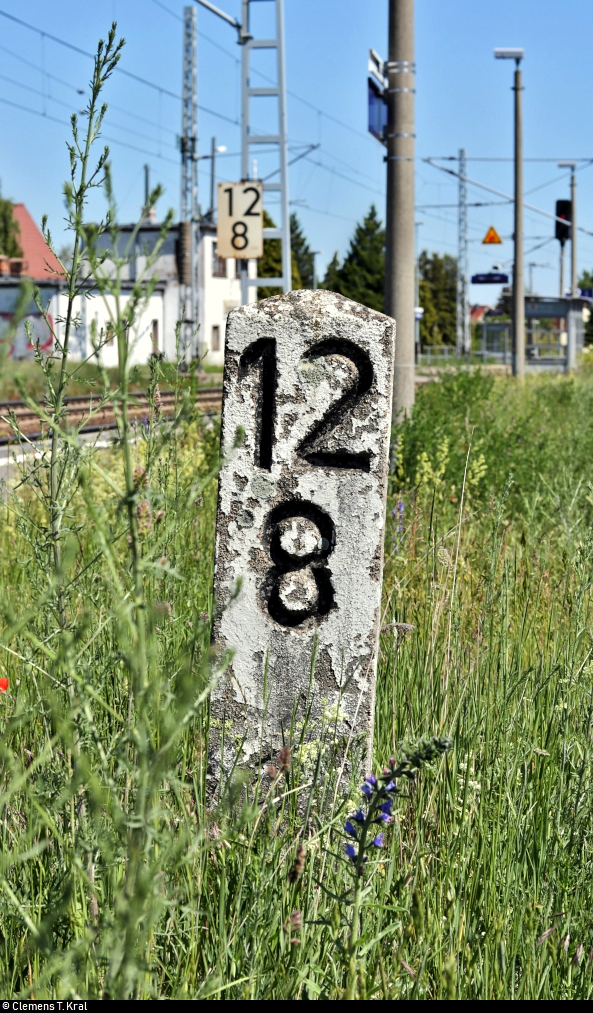Blick auf einen alten Kilometerstein beim Bahnsteig 2 des Hp Zscherben.
Er signalisiert den Kilometer 12,8 auf der Bahnstrecke Halle–Hann. Münden (KBS 590). Im Hintergrund sieht man am Oberleitungsmasten die betrieblich gültige Kilometrierung.
[1.6.2020 | 15:00 Uhr]