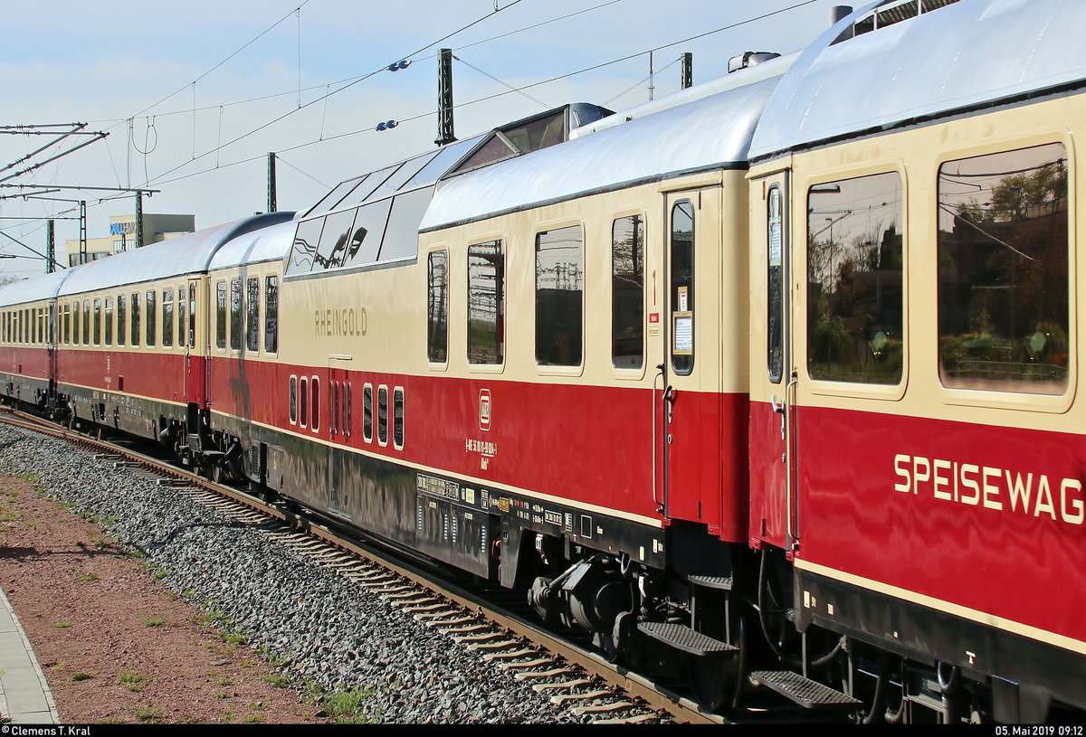 Blick auf einen Aussichtswagen (dome car) der Gattung  ADmh 101  (56 80 19-94 023-4 D-AKE) der AKE Eisenbahntouristik, der im AKE 50 (AKE-RHEINGOLD-Sonderzug) von Cottbus Hbf nach Wien Westbahnhof (A) mit 1216 955-5 (Siemens ES64U4) der Wiener Lokalbahnen Cargo GmbH (WLC), mit Werbung für den Transportpartner Roland Spedition GmbH, eingereiht ist und Halle(Saale)Hbf auf Gleis 8 verlässt.
[5.5.2019 | 9:12 Uhr]