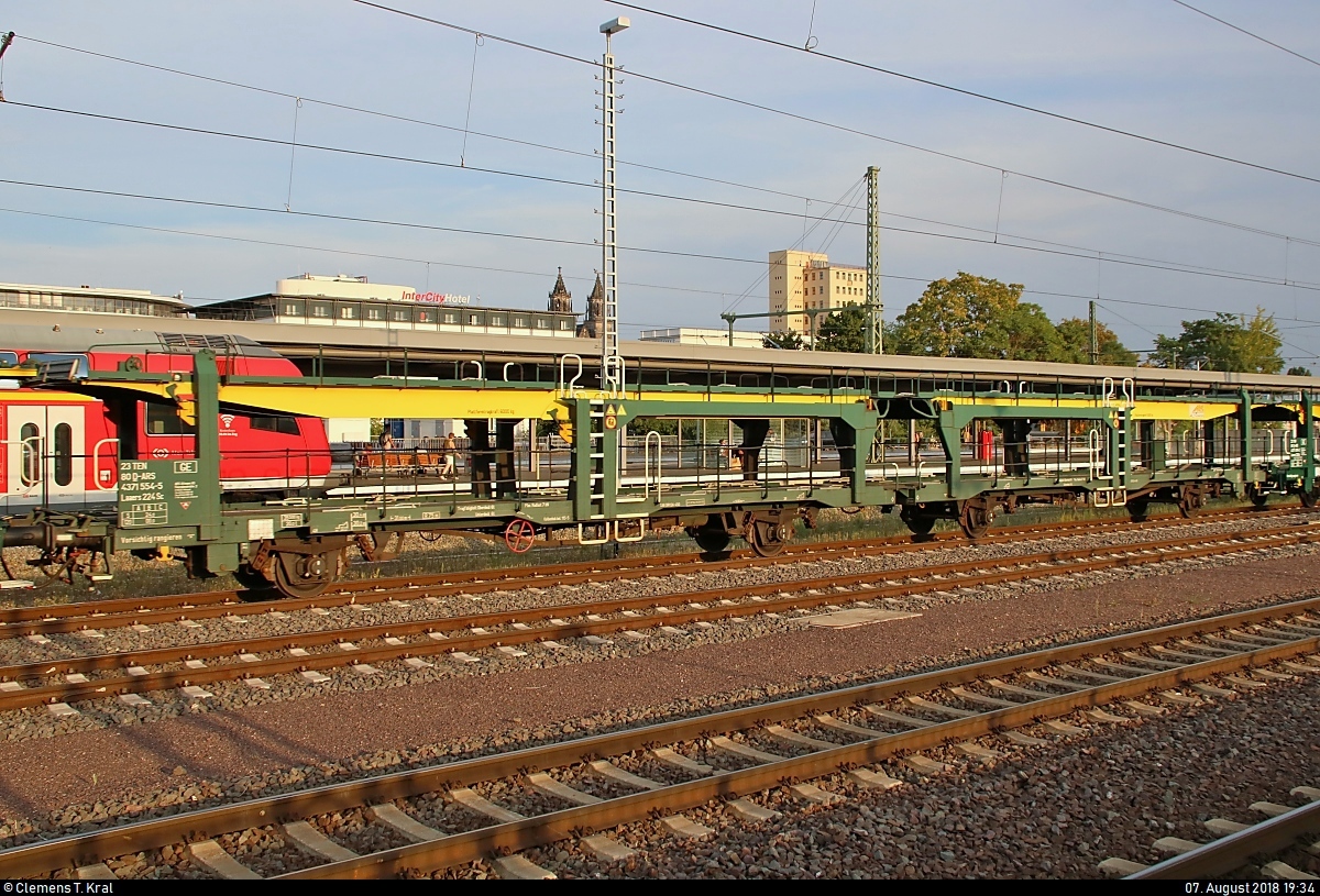 Blick auf einen Autotransportwagen der Gattung  Laaers 224Sc  (23 80 4371 554-5 D-ARS) der ARS Altmann AG, der in einem Autotransportzug (leer) mit 140 810-3 (140 041-5) der Eisenbahn-Bau- und Betriebsgesellschaft Pressnitztalbahn mbH (PRESS) eingereiht ist und Magdeburg Hbf in nördlicher Richtung durchfährt.
[7.8.2018 | 19:34 Uhr]