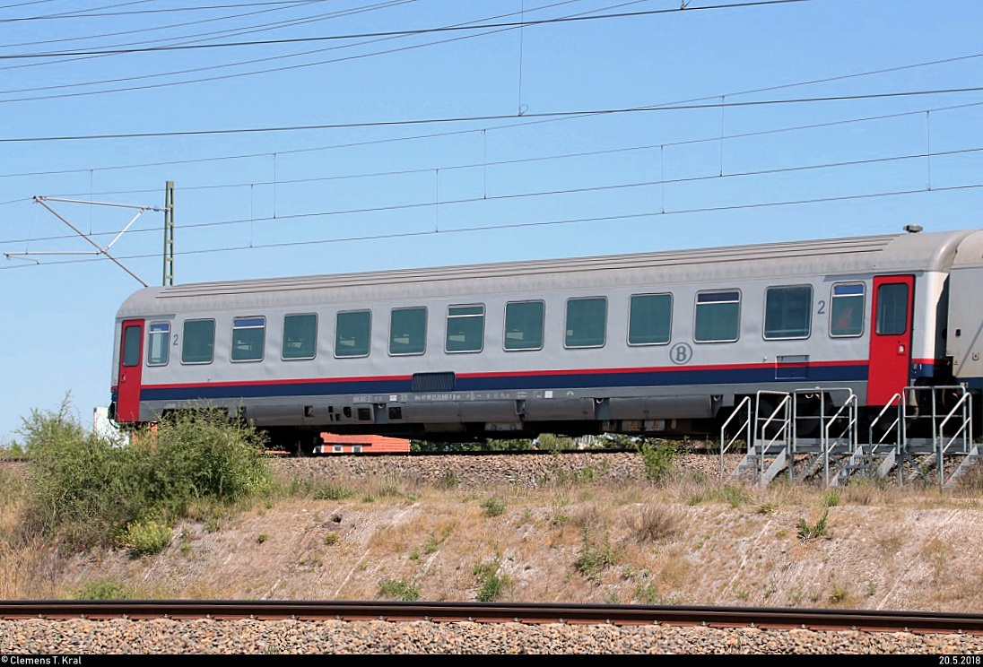 Blick auf einen belgischen Personenwagen der Gattung  Bm  (2. Klasse) (61 88 21-70 645-3) der Nationalen Gesellschaft der Belgischen Eisenbahnen (NGBE), der im DPF 1841 von Berlin Hbf nach Frankfurt(Main)Hbf mit 186 448-7 Railpool eingereiht ist und in Halle (Saale), Karl-von-Thielen-Straße, auf der Ostumfahrung für den Güterverkehr fährt.
[20.5.2018 | 12:29 Uhr]
