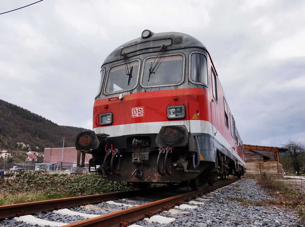 Blick auf einen Bnrdfz-Steuerwagen (50 80 82-34 140-7), am 23.3.2016 in Amorbach.
Heute befindet er sich nicht mehr im Einsatz und steht auf einem, nicht ans Netz angeschlossenen Gleis.