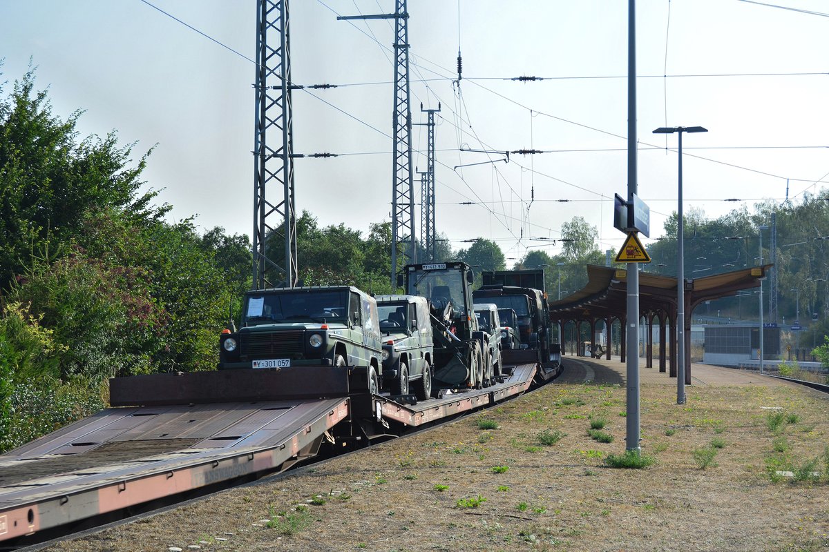 Blick auf einen Bundeswehrzug in Wolkramshausen auf den Weg in Richtung Leinefelde. Transportiert wurden Geländewagen Radlader Kranfahrzeuge und LKW.

Wolksramshausen 09.08.2018