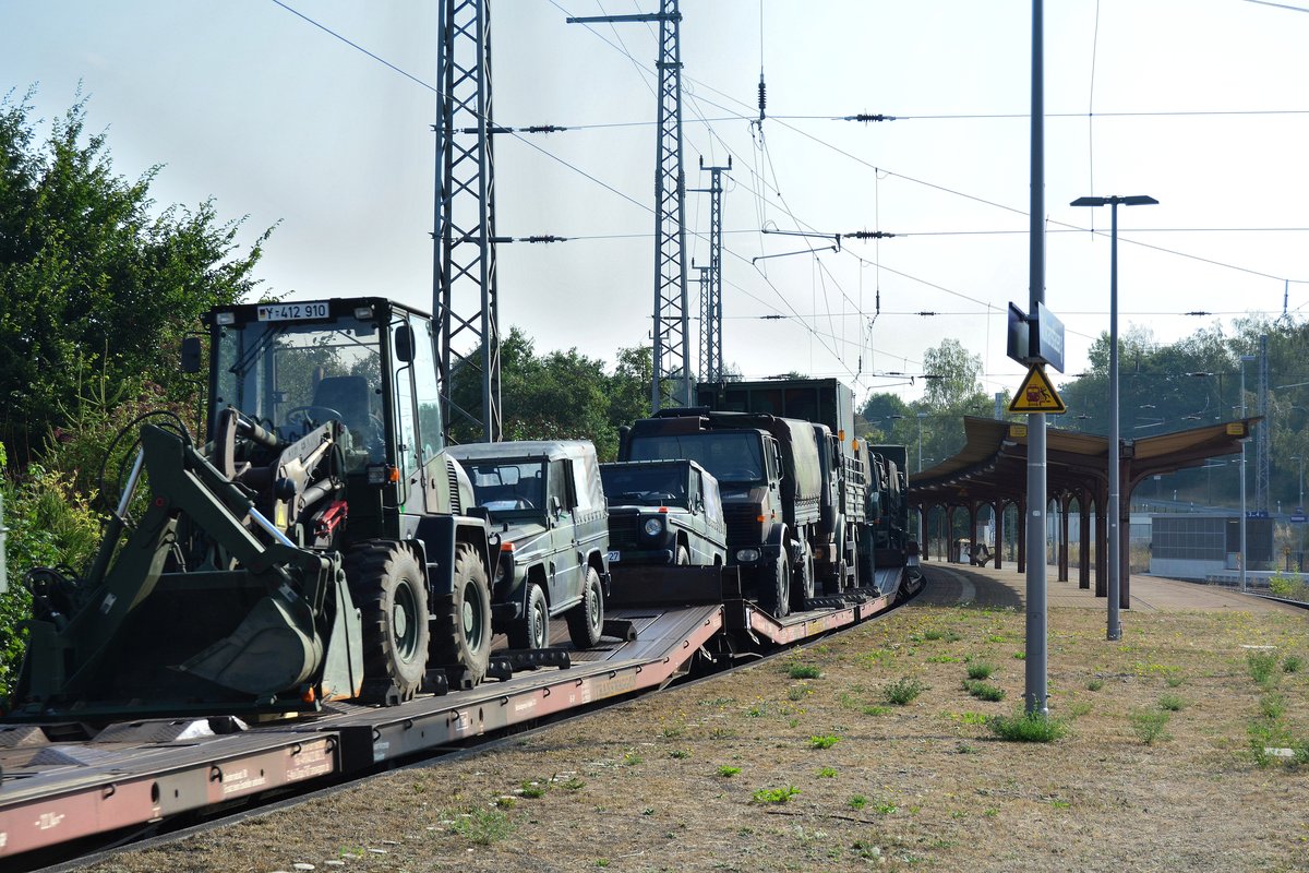 Blick auf einen Bundeswehrzug in Wolkramshausen auf den Weg in Richtung Leinefelde. Transportiert wurden Geländewagen Radlader Kranfahrzeuge und LKW.

Wolksramshausen 09.08.2018
