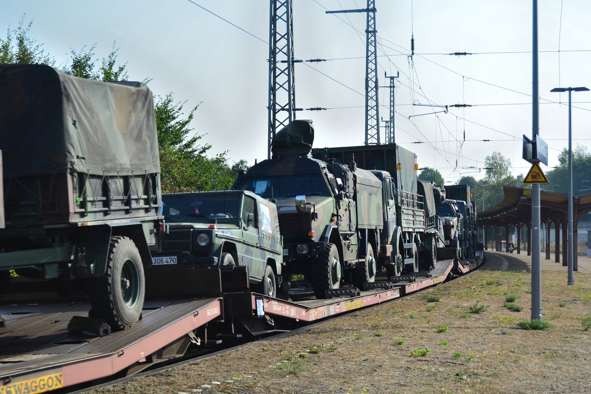 Blick auf einen Bundeswehrzug in Wolkramshausen auf den Weg in Richtung Leinefelde. Transportiert wurden Geländewagen Radlader Kranfahrzeuge und LKW.

Wolksramshausen 09.08.2018