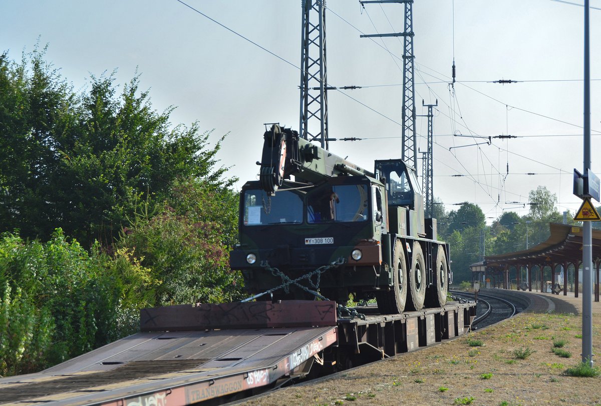 Blick auf einen Bundeswehrzug in Wolkramshausen auf den Weg in Richtung Leinefelde. Transportiert wurden Geländewagen Radlader Kranfahrzeuge und LKW.

Wolksramshausen 09.08.2018