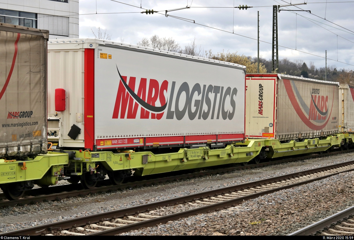 Blick auf einen Doppelgelenktaschenwagen (DGTW) der Gattung  Sdggmrss  (37 80 4956 164-0 D-GATXD) der GATX Corporation, beladen mit Sattelaufliegern von Mars Logistics, der in einem KLV-Zug mit 185 531-1  Renate  der TX Logistik AG (TXL) eingereiht ist und den Bahnhof Stuttgart-Münster auf der Bahnstrecke Stuttgart-Untertürkheim–Kornwestheim (Schusterbahn | KBS 790.11) Richtung Stuttgart-Untertürkheim durchfährt.
Aufgenommen am Ende des Bahnsteigs 1.
[11.3.2020 | 15:59 Uhr]