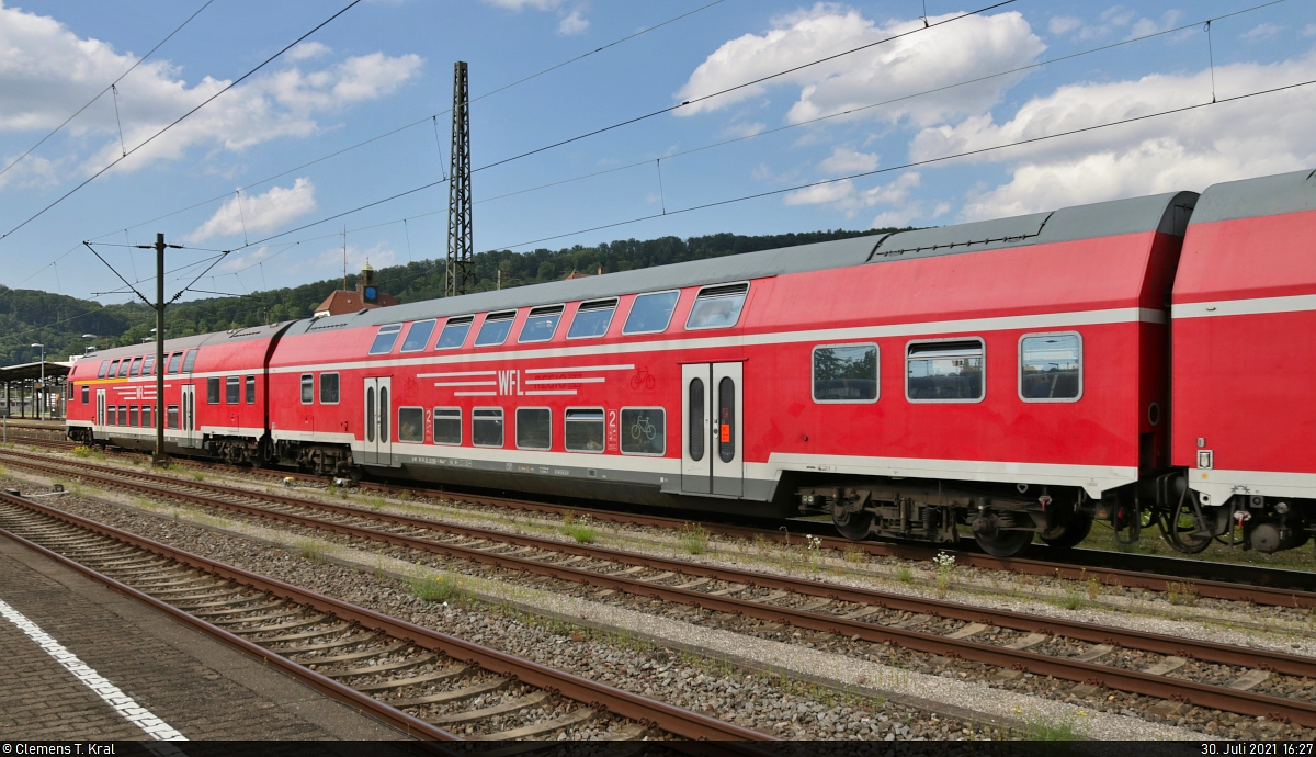Blick auf einen Doppelstockwagen der 2. Klasse mit der Bezeichnung  DBuza <sup>747.4</sup>  (50 80 25-33 006-1 D-DB), eingereiht an dritter Stelle im WFL-Ersatzzug auf dem RE12, der aus dem Bahnhof Plochingen gezogen wird.

🧰 Wedler Franz Logistik GmbH & Co. KG (WFL) für Abellio Rail Baden-Württemberg GmbH
🚝 RE 52985 (RE12) Heilbronn Hbf–Tübingen Hbf
🕓 30.7.2021 | 16:27 Uhr