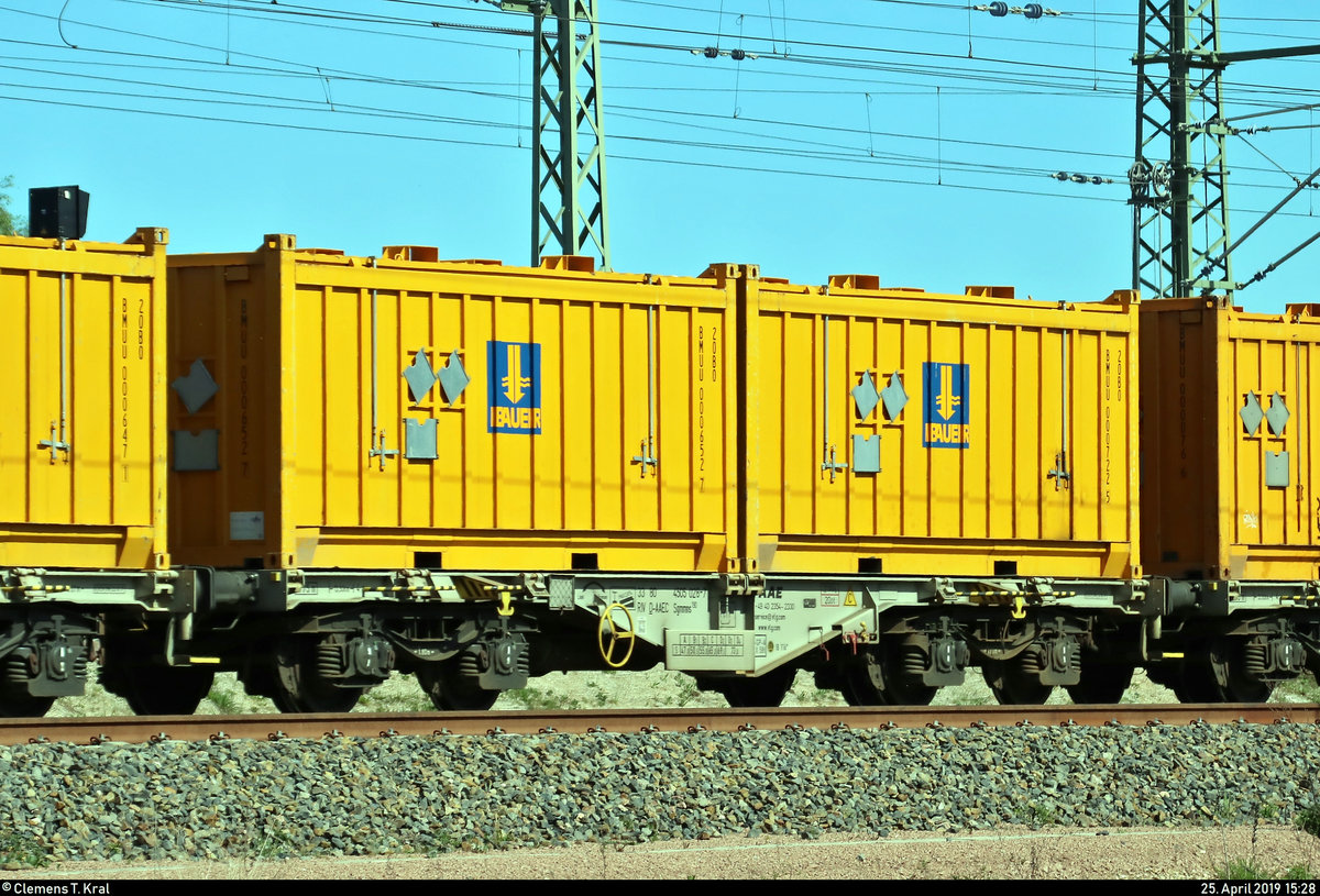 Blick auf einen Drehgestell-Containertragwagen der Gattung  Sgmmns 190  (33 80 4505 028-7 D-AAEC) der VTG Rail Logistics GmbH, ehem. AAE Ahaus Alstätter Eisenbahn AG, der in einem Containerzug mit 119 008-0 der Alpha Trains Group S.à r.l., vermietet an die RheinCargo GmbH & Co. KG, eingereiht ist und in Halle (Saale), Karl-von-Thielen-Straße (Gebiet der DR), auf der Ostumfahrung für den Güterverkehr in südlicher Richtung fährt.
[25.4.2019 | 15:28 Uhr]