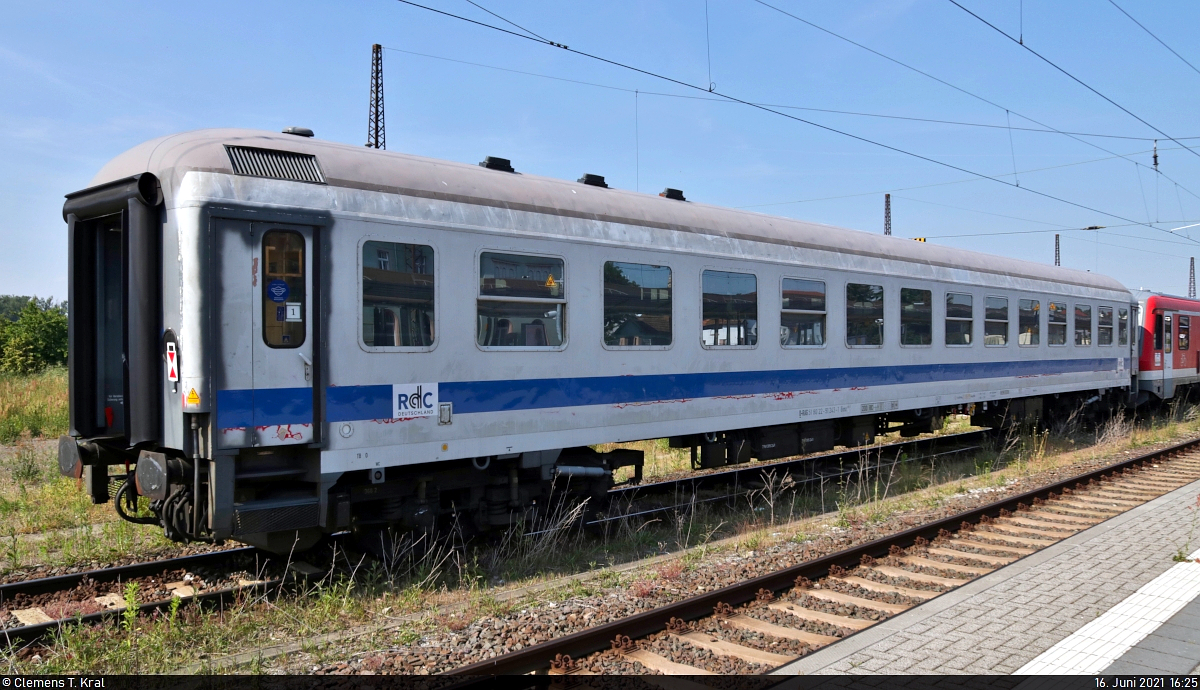 Blick auf einen ehemaligen Interregio-Wagen der Bauart  Bimz <sup>264.3</sup>  (51 80 22-91 243-1 D-RAG), eingereiht in einer 628er-Überführung von Karsdorf nach Niebüll und gesehen in Naumburg(Saale)Hbf.

🧰 RDC Deutschland GmbH (RDCD)
🕓 16.6.2021 | 16:25 Uhr