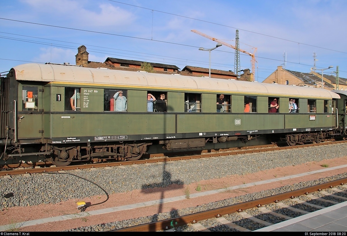 Blick auf einen Eilzugwagen der Gattung  Ayse  (25 247 Nür | A4yse | 51 80 18-43 116-4 D-DLFB) der Dampflokfreunde Berlin e.V., der in DPE 20161 von Berlin-Schöneweide nach Meiningen mit 232 333-5 der Wedler Franz Logisik GmbH & Co. KG (WFL) anlässlich der 24. Meininger Dampfloktage eingereiht ist und Halle(Saale)Hbf auf Gleis 9 verlässt.
[1.9.2018 | 8:20 Uhr]