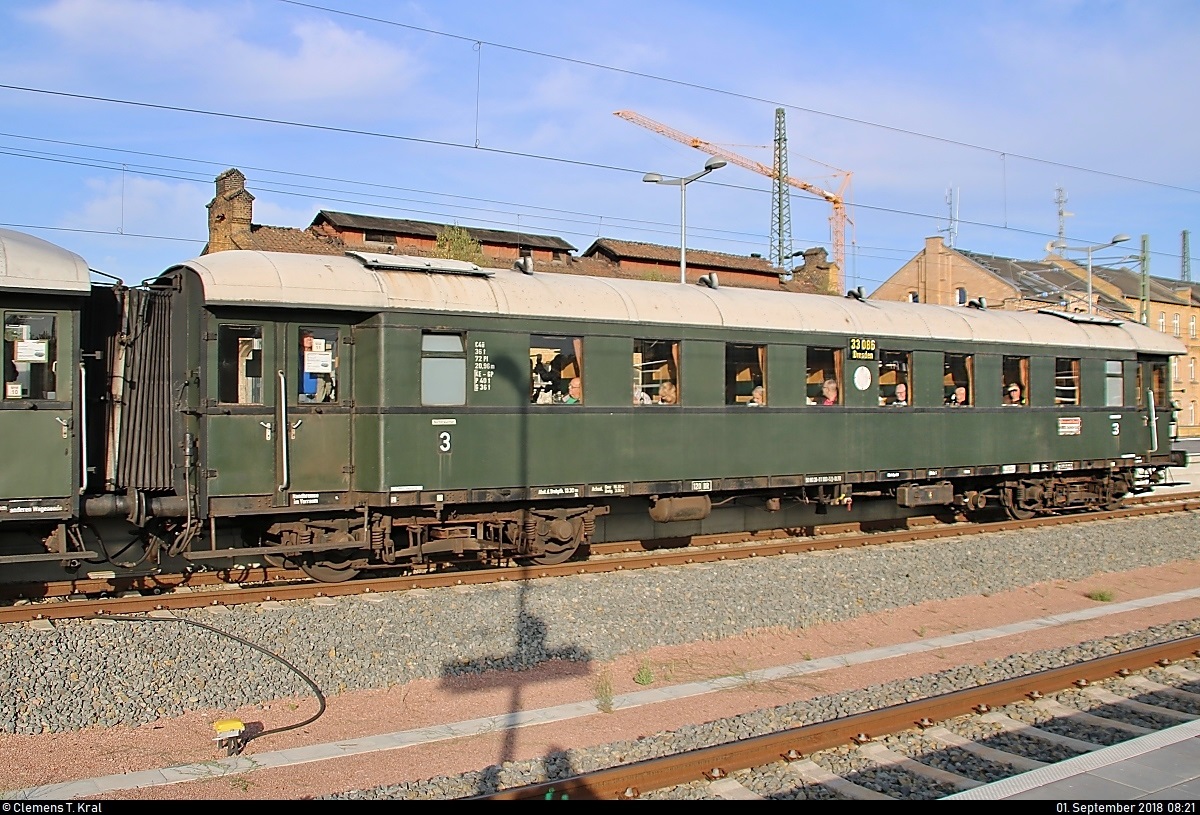 Blick auf einen Eilzugwagen der Gattung  C4ü  (33 086 Dresden |50 80 28-11 100-5 D-DLFB) der Dampflokfreunde Berlin e.V., der in DPE 20161 von Berlin-Schöneweide nach Meiningen mit 232 333-5 der Wedler Franz Logisik GmbH & Co. KG (WFL) anlässlich der 24. Meininger Dampfloktage eingereiht ist und Halle(Saale)Hbf auf Gleis 9 verlässt.
[1.9.2018 | 8:21 Uhr]