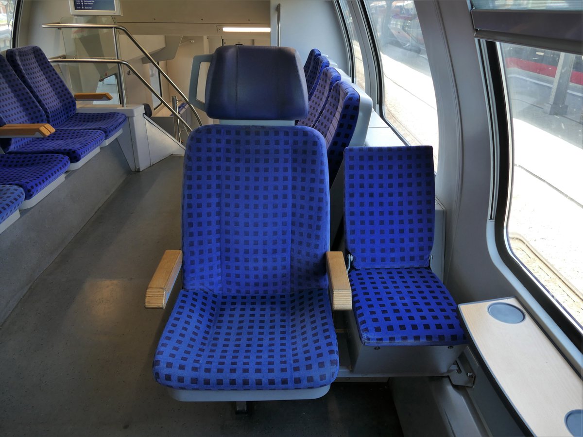 Blick auf einen Einzelsitz in einem Doppelstockwagen der Bauart DBpza der DB Regio Nordost.
Aufgenommen im Mai 2018 im RE3 Stralsund Hbf - Berlin Hbf.