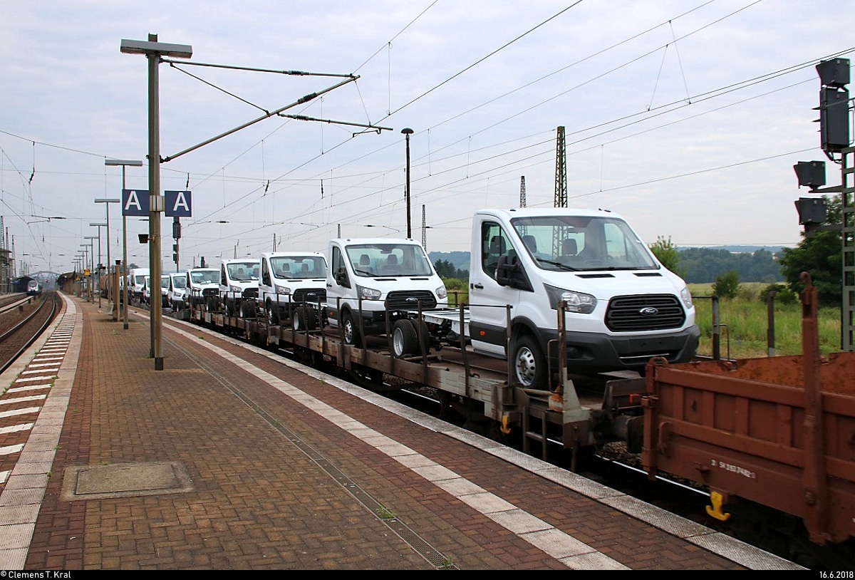 Blick auf einen Flachwagen, beladen mit Nutzfahrzeugen von Ford (NVR-Nummer nicht bekannt), der in einem gemischten Gz mit 187 ??? DB eingereiht ist und Naumburg(Saale)Hbf auf Gleis 3 verlässt.
[16.6.2018 | 7:55 Uhr]