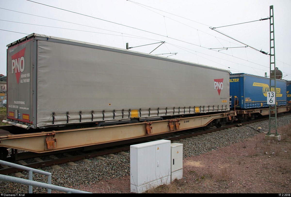 Blick auf einen Flachwagen für Sattelauflieger, der in dem Papierzug nach Rostock im Bahnhof Merseburg eingereiht ist. [17.2.2018 | 13:00 Uhr]