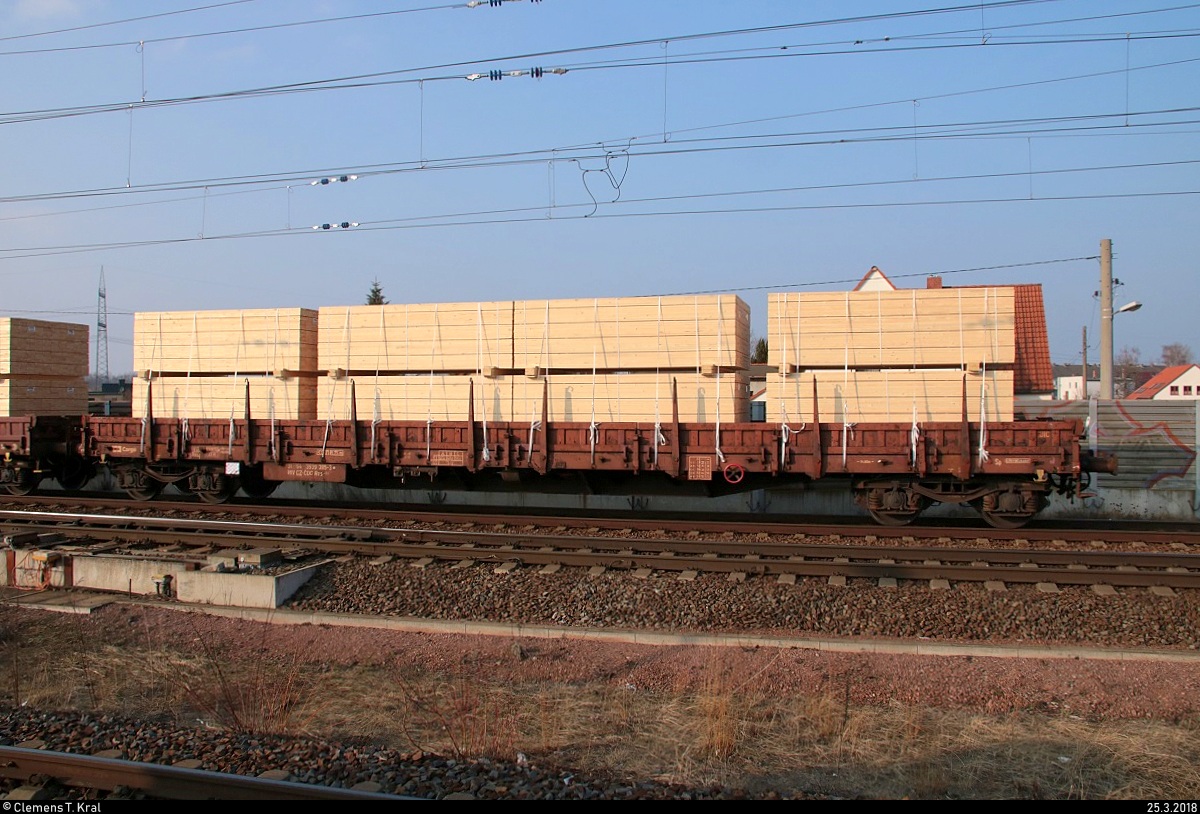 Blick auf einen Flachwagen der Gattung  Res  (3939 385-3 CZ-ČDC) der ČD Cargo. Dieser wird von 152 087-3 DB in einem gemischten Gz am Hp Halle Messe auf der Bahnstrecke Magdeburg–Leipzig (KBS 340) Richtung Halle (Saale) gezogen. Aufgrund der verladenen Holzplatten konnte man den Güterwagen nicht nur sehen, sondern auch gut riechen. [25.3.2018 | 17:24 Uhr]