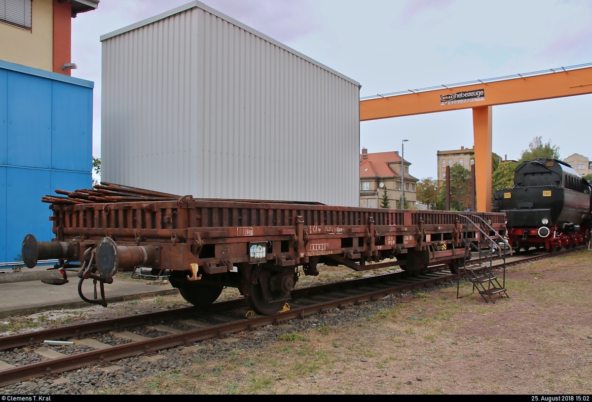 Blick auf einen Flachwagen der Gattung  Kbs 442  (21 80 3346 785-1 D-DB) der DB, der anlässlich des Sommerfests des DB Museums Halle (Saale) unter dem Motto  Diesellokomotiven der ehemaligen DR  auf dem Gelände der DB Werkstatt Halle (Saale) steht.
[25.8.2018 | 15:02 Uhr]