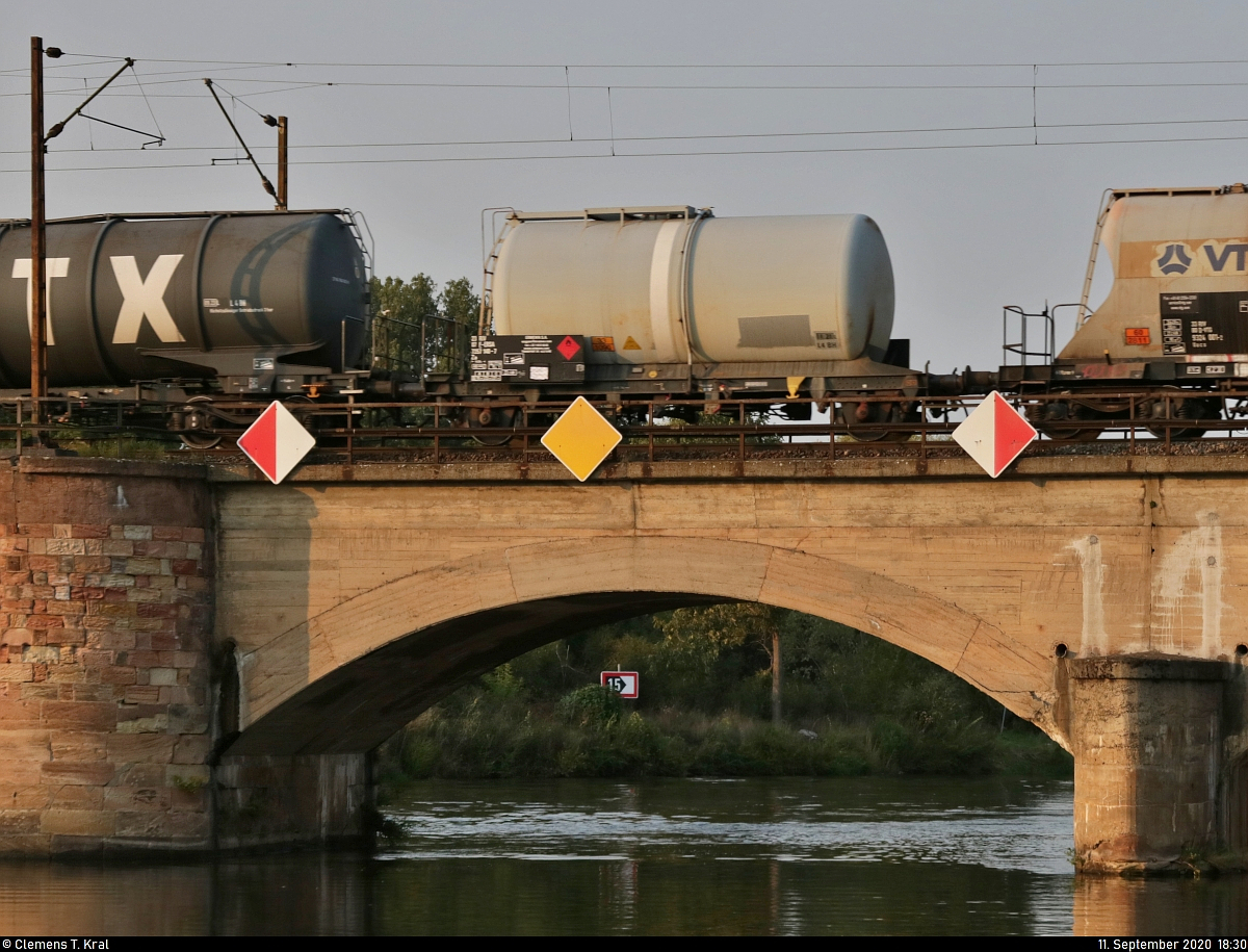 Blick auf einen französischen Kesselwagen für Aceton (33 - leicht entzündlicher flüssiger Stoff) der Gattung  Zn  (23 87 7357 140-7 F-ERSA), der in einem gemischten Gz mit 187 156-5 auf der Saalebrücke in Halle-Wörmlitz Richtung Angersdorf fährt.

🧰 Ermewa SA
🚩 Bahnstrecke Halle–Hann. Münden (KBS 590)
🕓 11.9.2020 | 18:30 Uhr